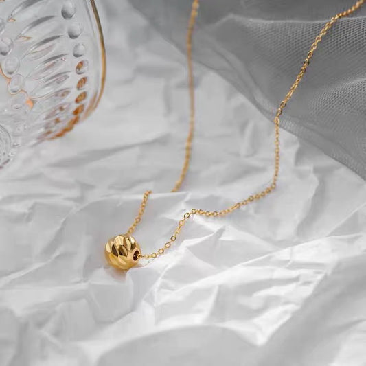 Collar de clavícula minimalista geométrico con cuentas redondas de titanio y acero chapado en oro de 18 quilates para mujer
