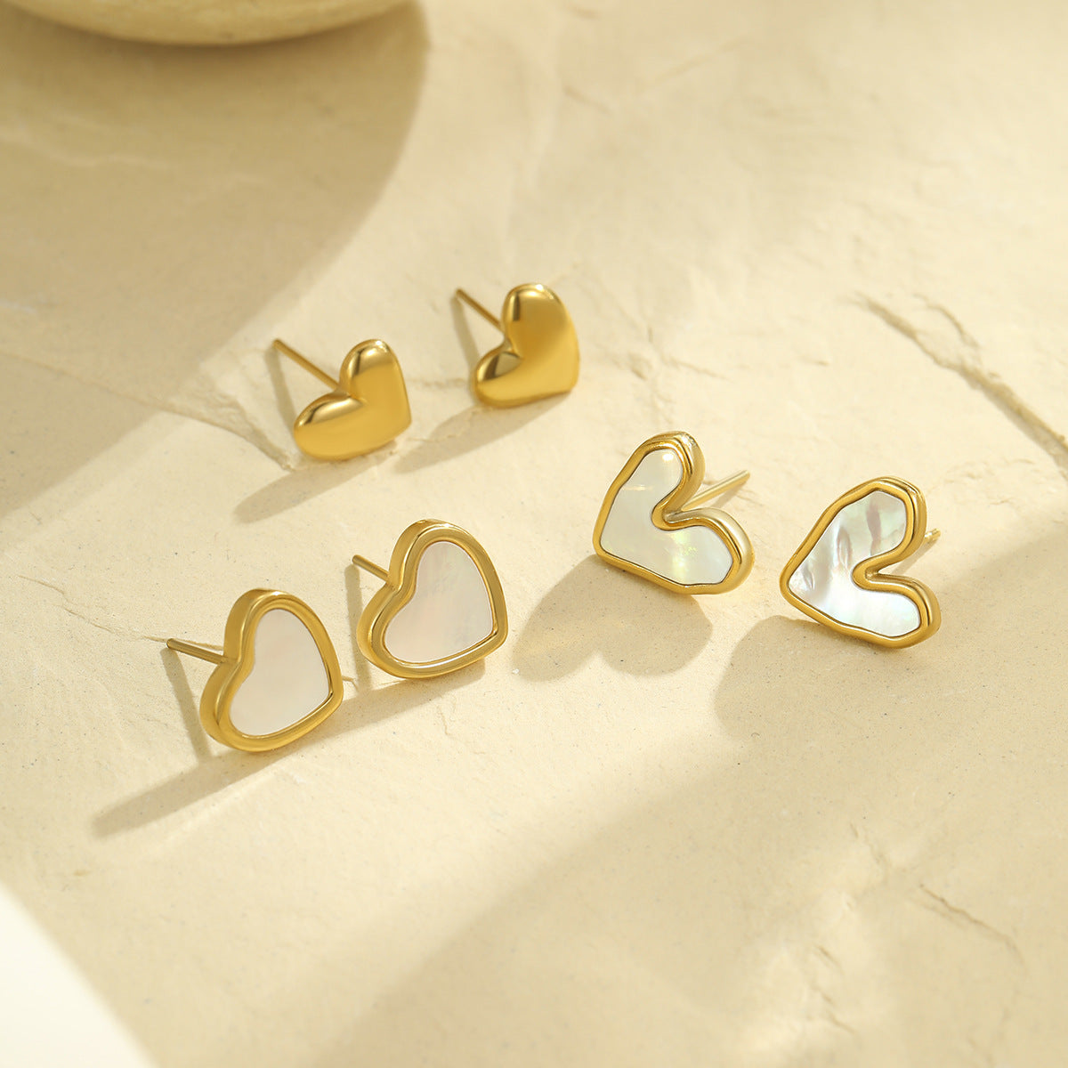 Orecchini a perno a forma di cuore in madreperla bianca naturale, ispirati al vintage, in acciaio inossidabile placcato oro