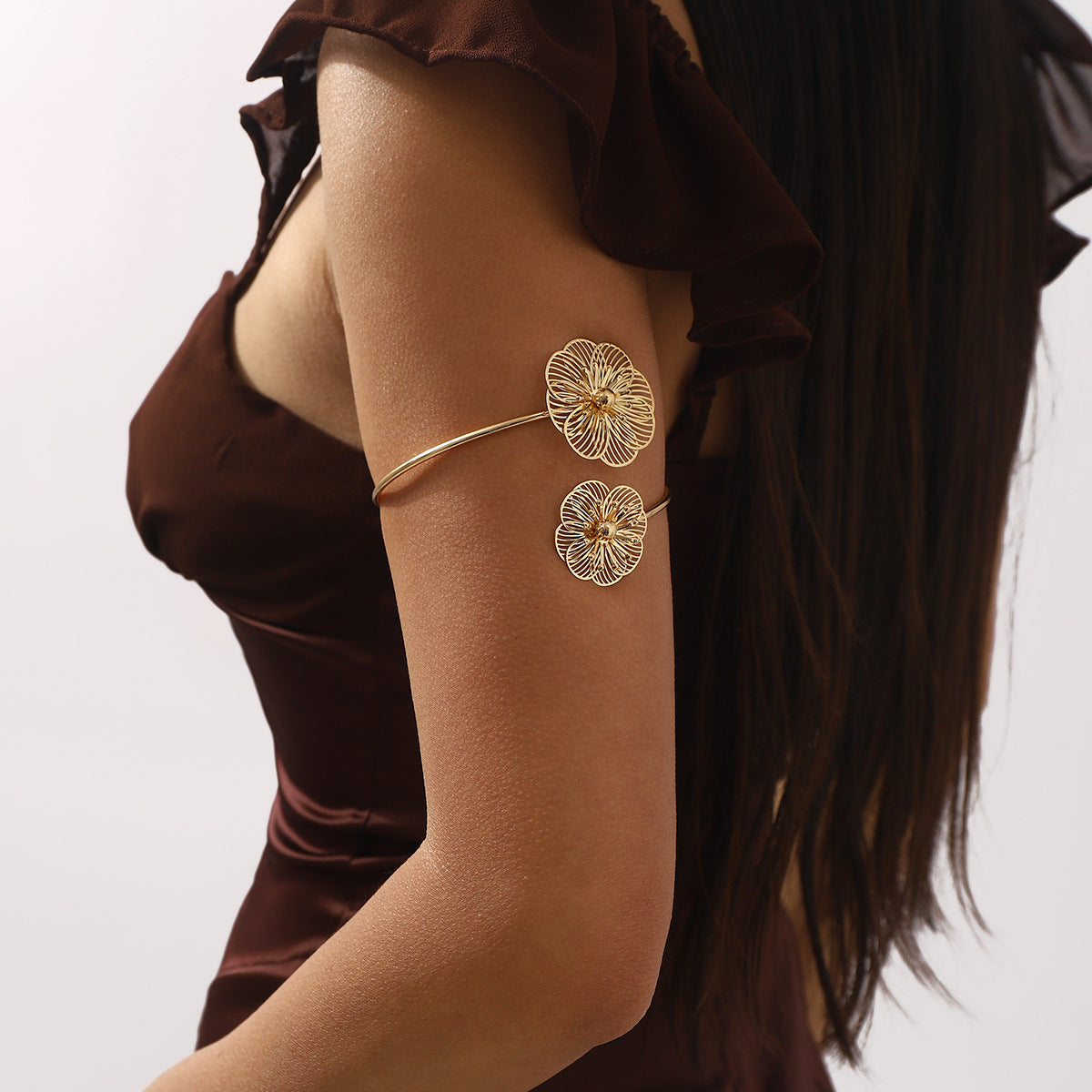 Bracciale da donna a polsino con fiore 3D traforato minimalista con finitura placcata
