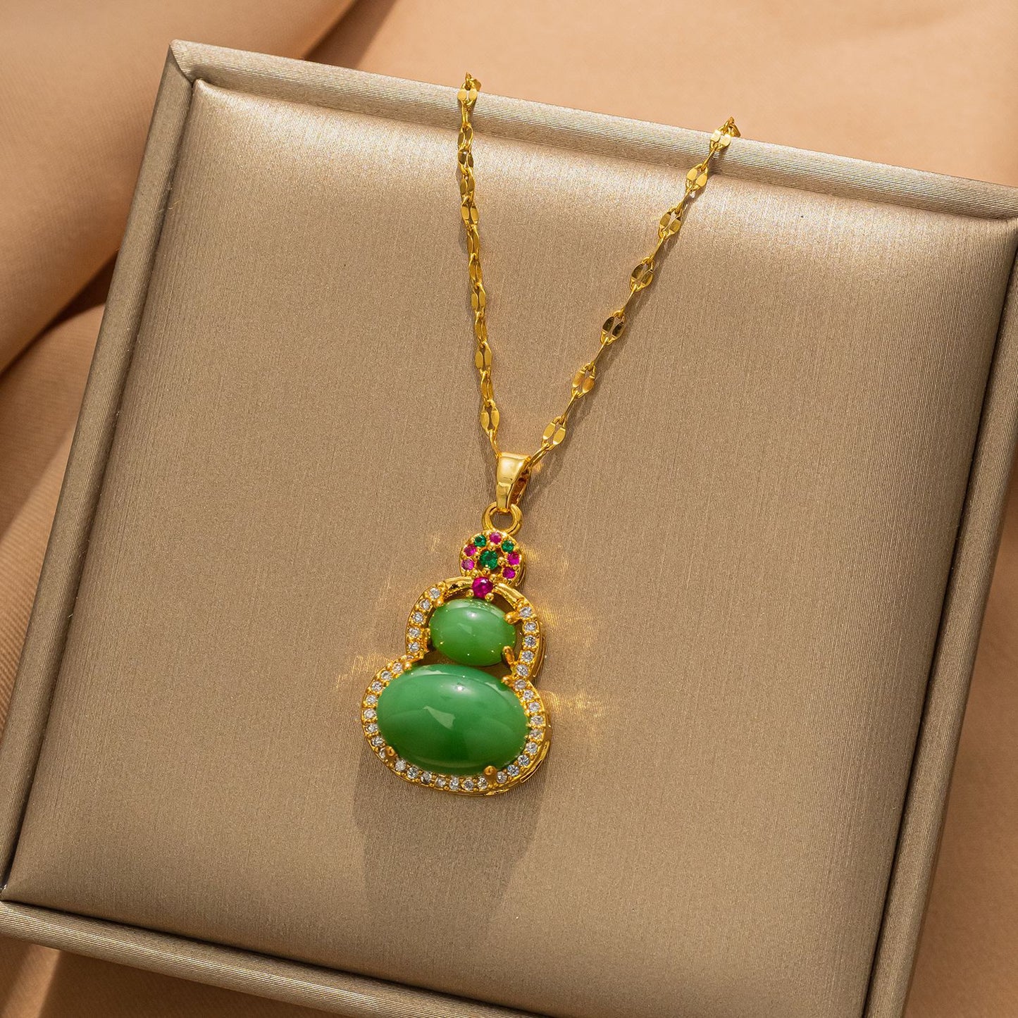 Collana da Donna in Acciaio al Titanio a Forma di Zucca Stile Naturale con Intarsio di Strass e Catena Ondulata