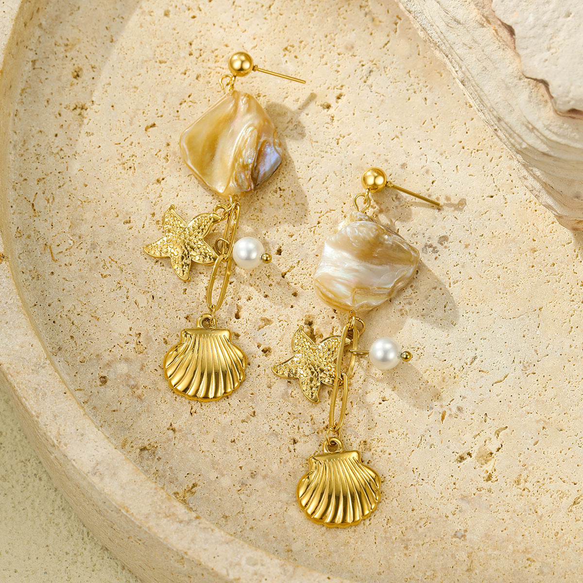Pendientes de acero de titanio con forma de concha y estrella de mar estilo vacaciones con acabado chapado y detalles de perlas colgantes para mujer