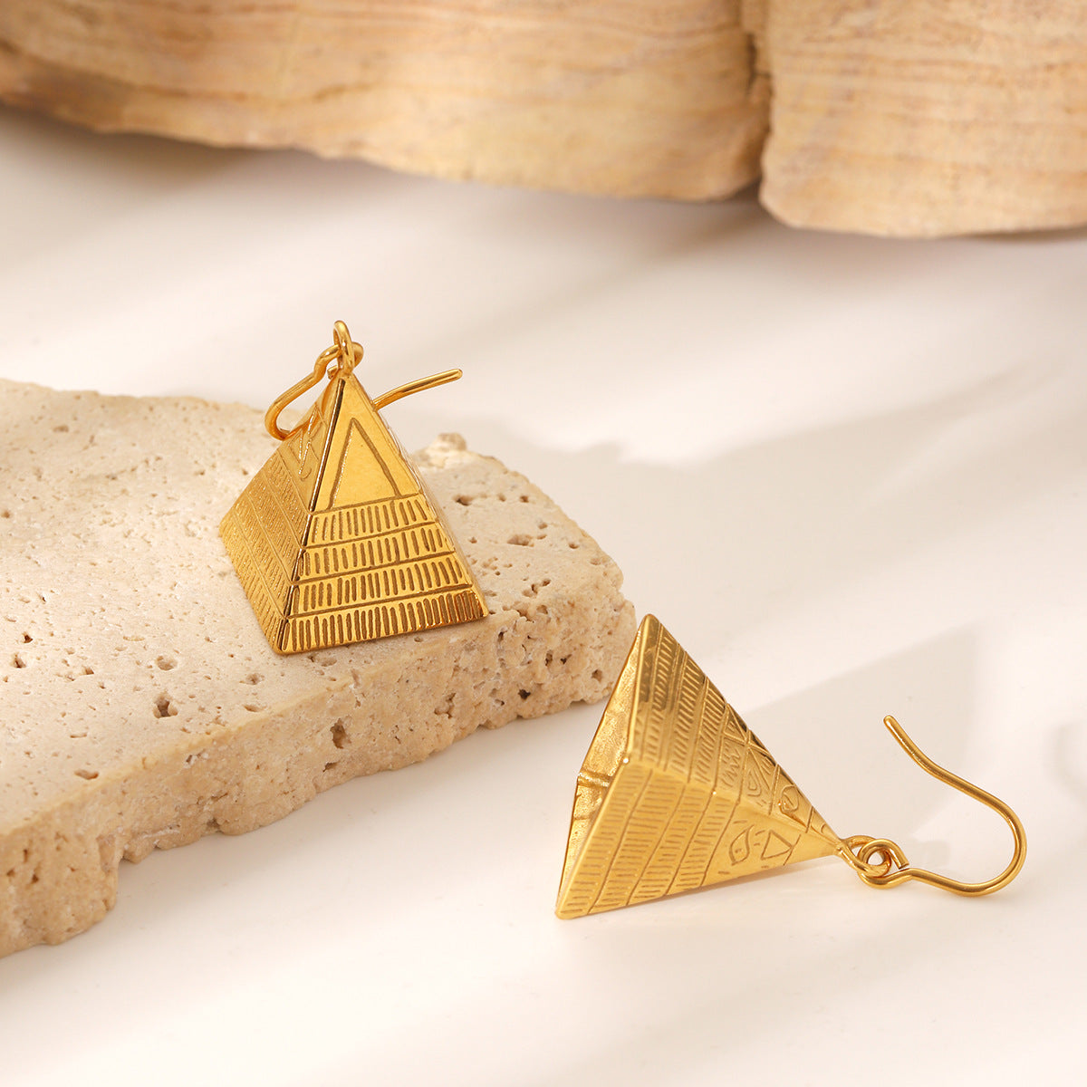 Orecchini a perno da donna in acciaio inossidabile a piramide geometrica placcati in oro 18K vintage