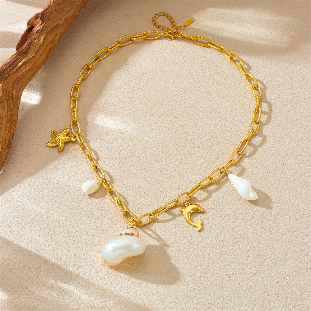 Collana con Ciondolo a Delfino a Conchiglia Vintage a Tema Spiaggia in Acciaio Inossidabile Placcato Oro con Intarsio in Madreperla su Catena a O da Donna