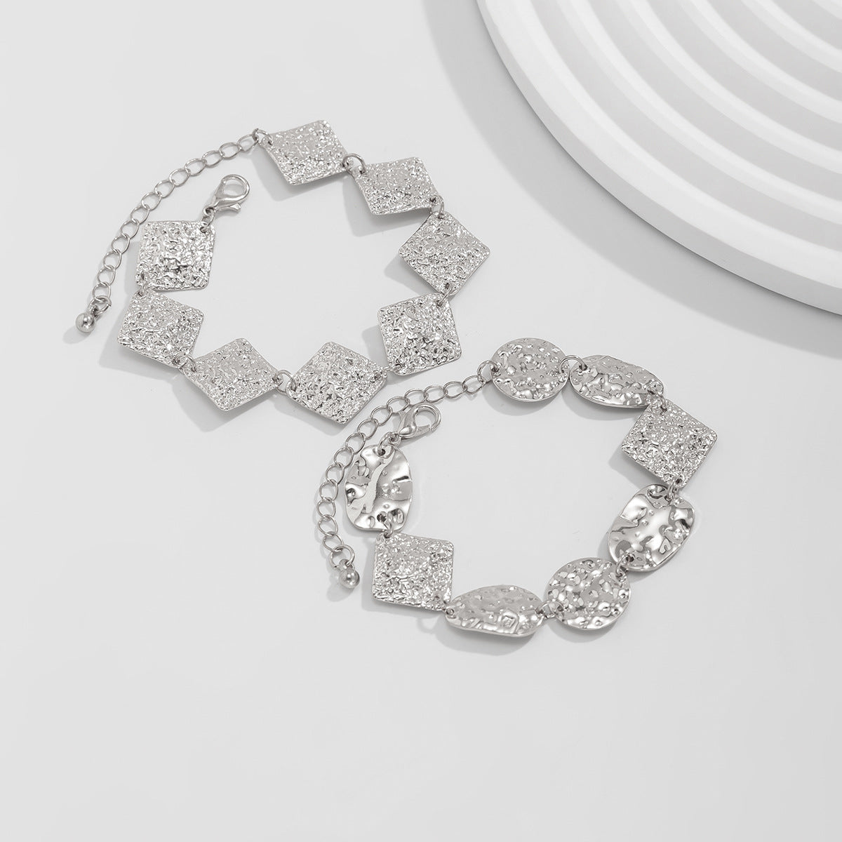 Bracciale a maglie geometriche a rombo in metallo con finitura galvanica, stile vintage e texture martellata irregolare