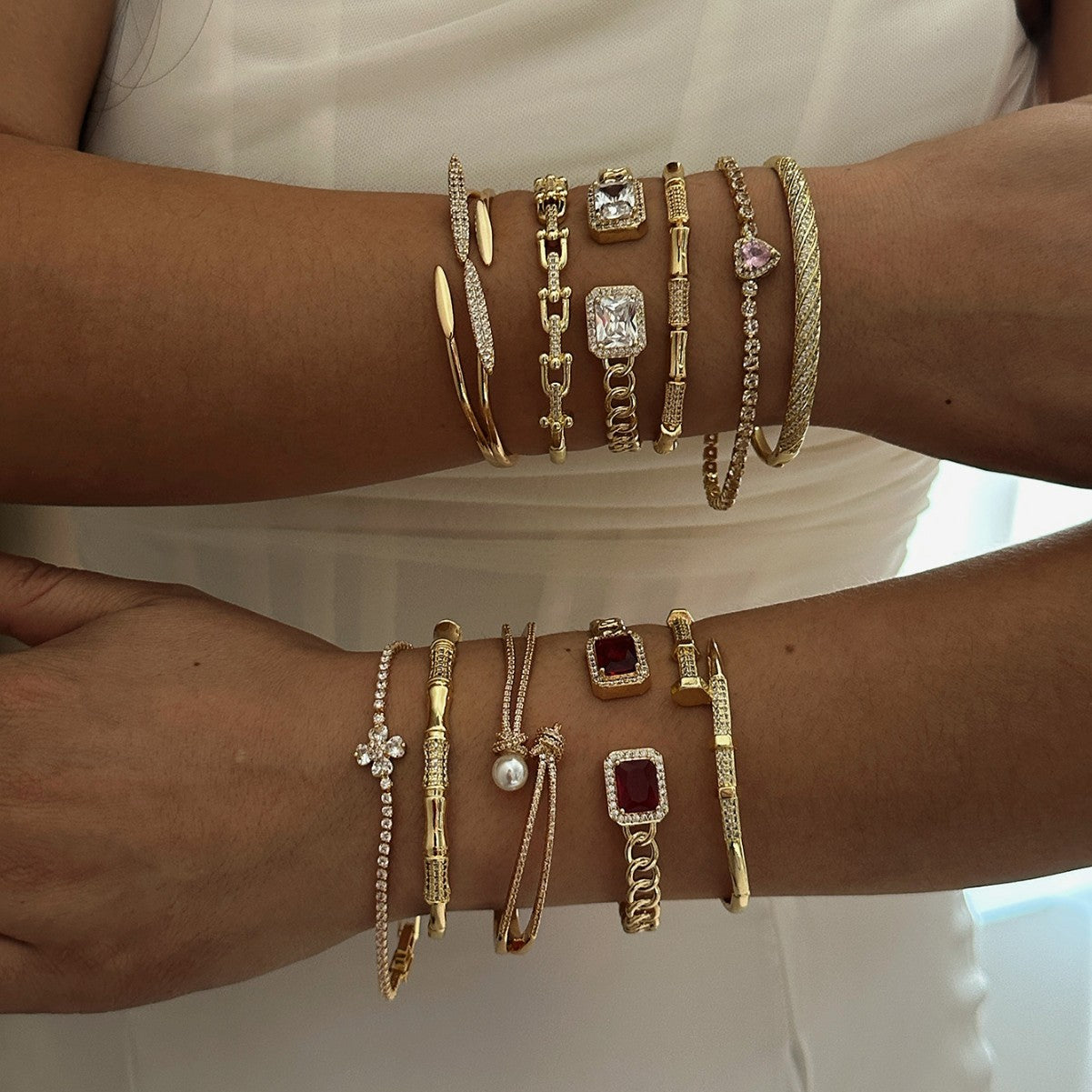 Braccialetto da donna in ottone placcato con intarsio di strass a cuore geometrico, elegante e lussuoso