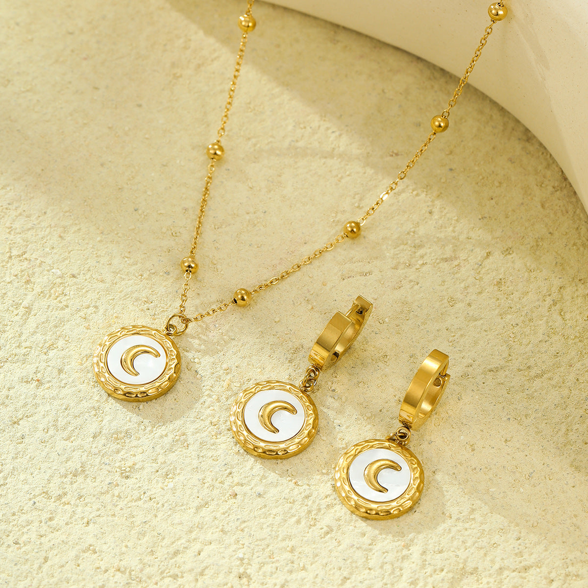 Collana da donna vintage in acciaio inossidabile placcato oro 18K con ciondolo a conchiglia a luna