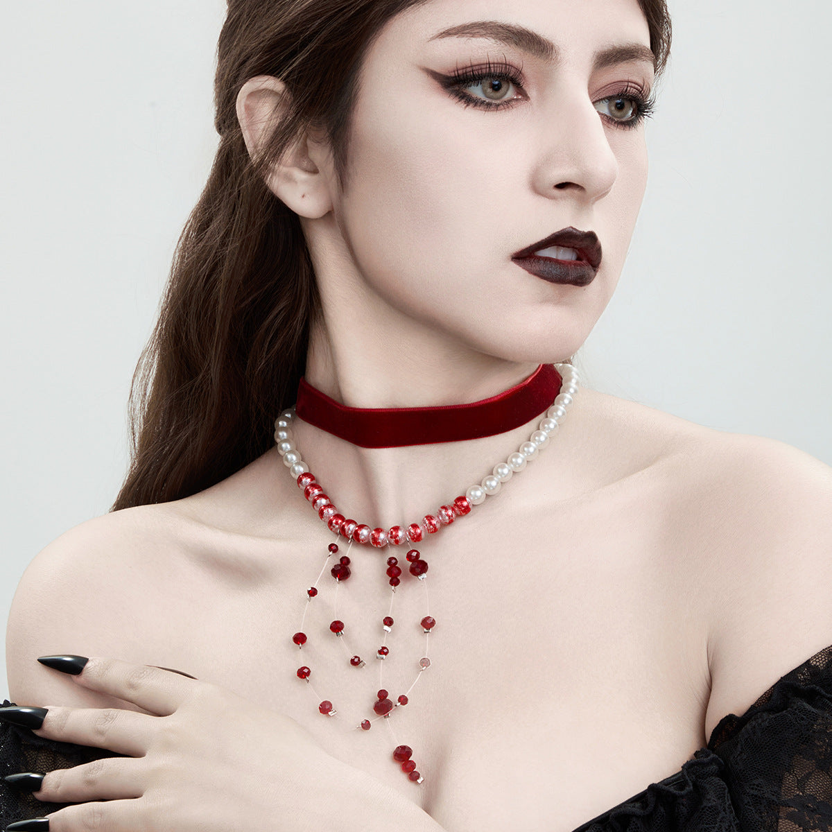 Collar gargantilla de estilo gótico con colgante geométrico, detalles de pedrería y borlas para mujer