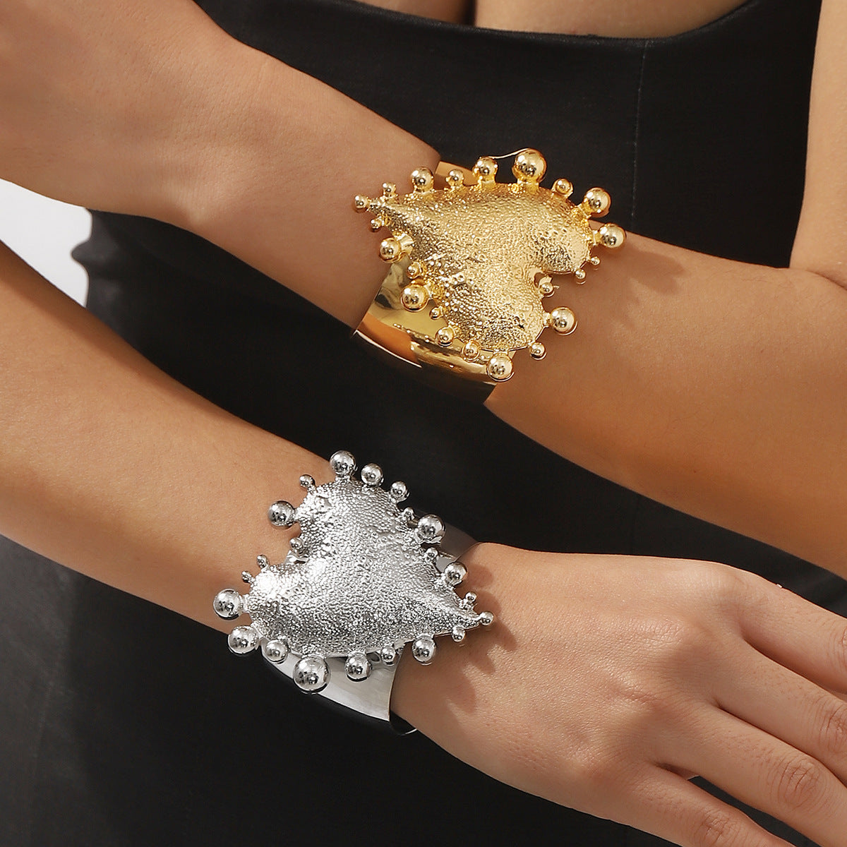 Bracciale rigido da donna vintage a cuore lucidato in lega larga con finitura placcata