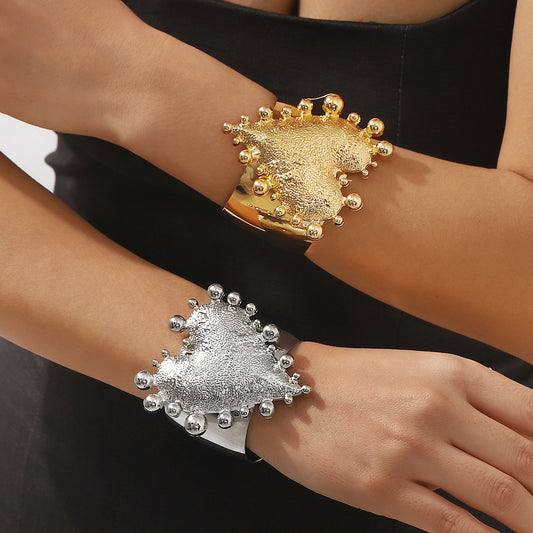 Pulsera ancha vintage de aleación pulida con forma de corazón para mujer con acabado chapado