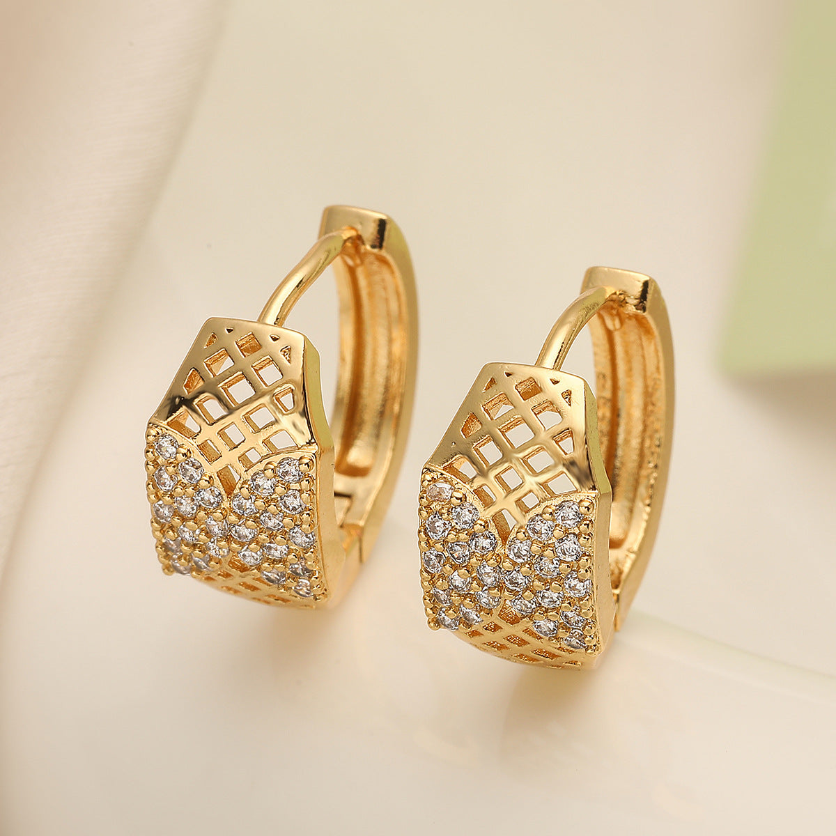 Pendientes de tuerca geométricos vintage para mujer de latón con incrustaciones de circonia micro-pavé y diseño de forma irregular