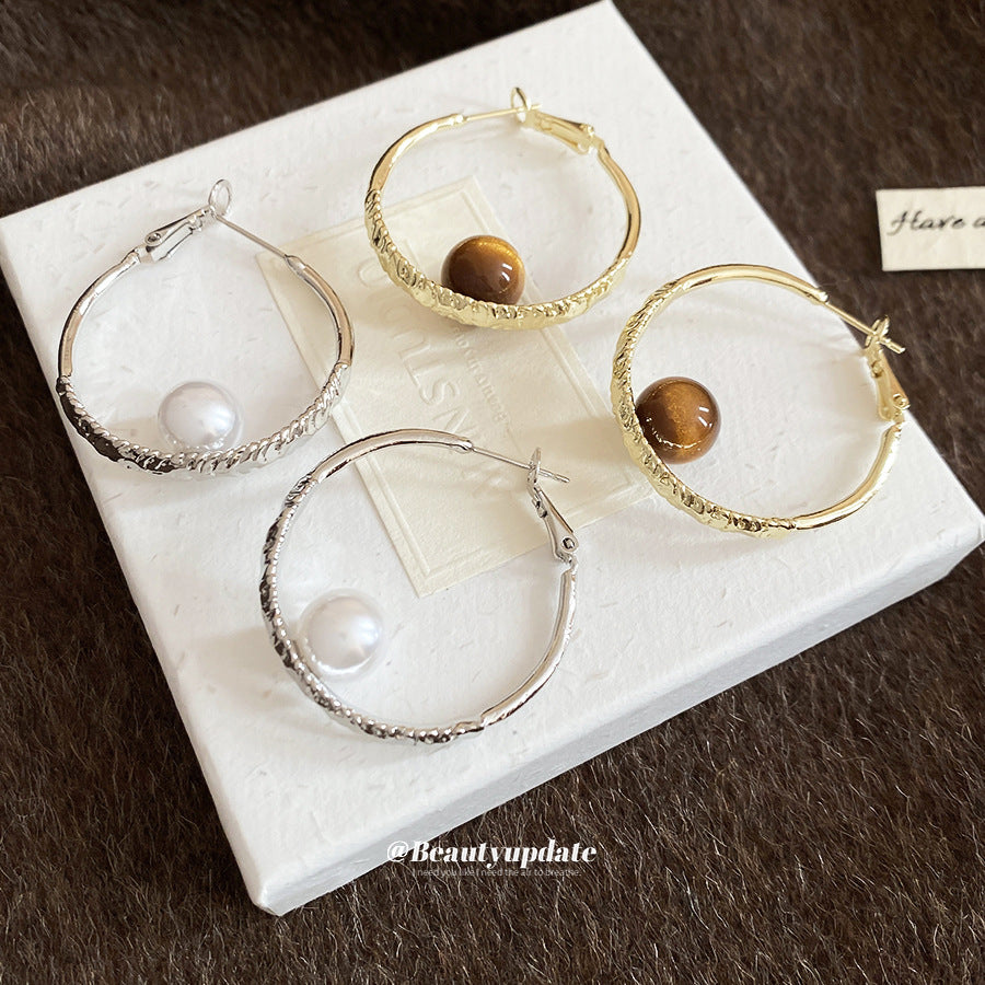 Aretes de aro minimalistas redondos con perlas para mujer con postes de acero de titanio y acabado galvanizado