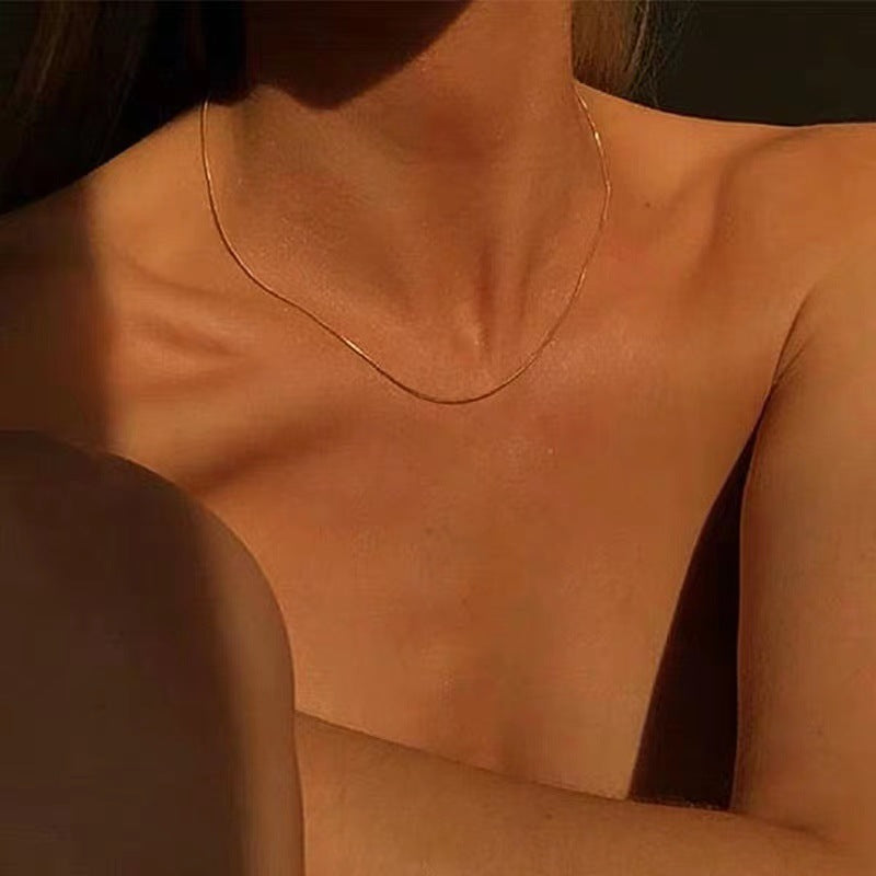 Collar con colgante geométrico minimalista de acero de titanio para mujer con cadena de serpiente chapada, joyería para combinar en capas