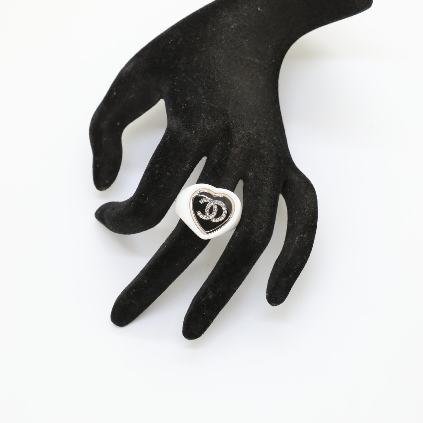 Anillo de acrílico chapado con corazón blanco para mujer