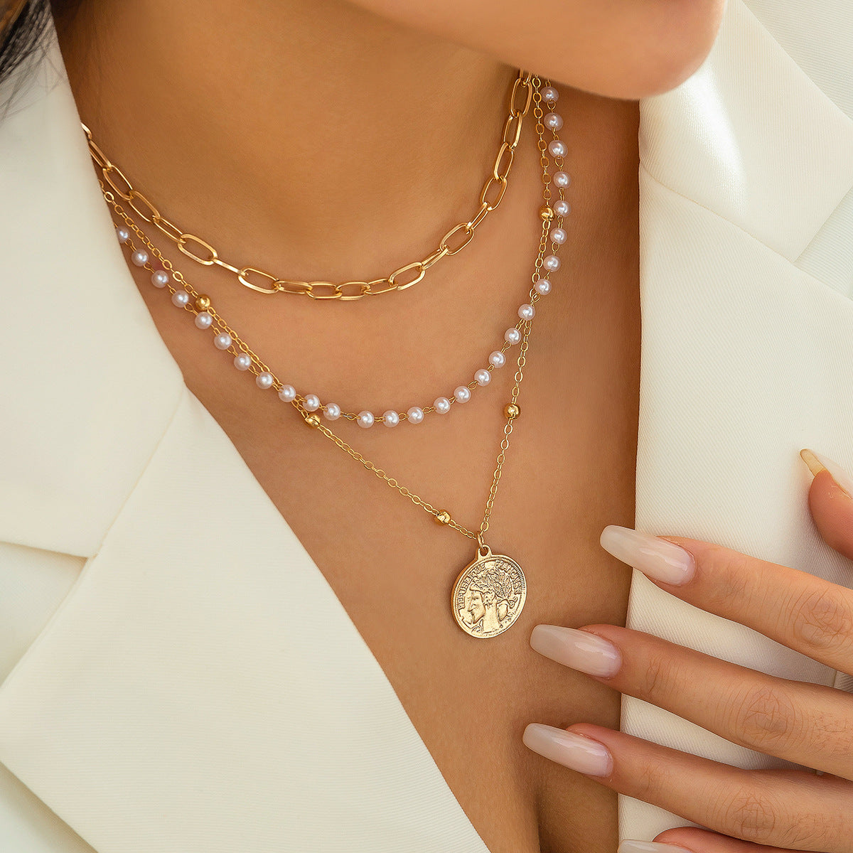 Collana pendente a Y minimalista con perle finte, ciondolo in lega galvanizzata, nappa e design a catena a strati per donna