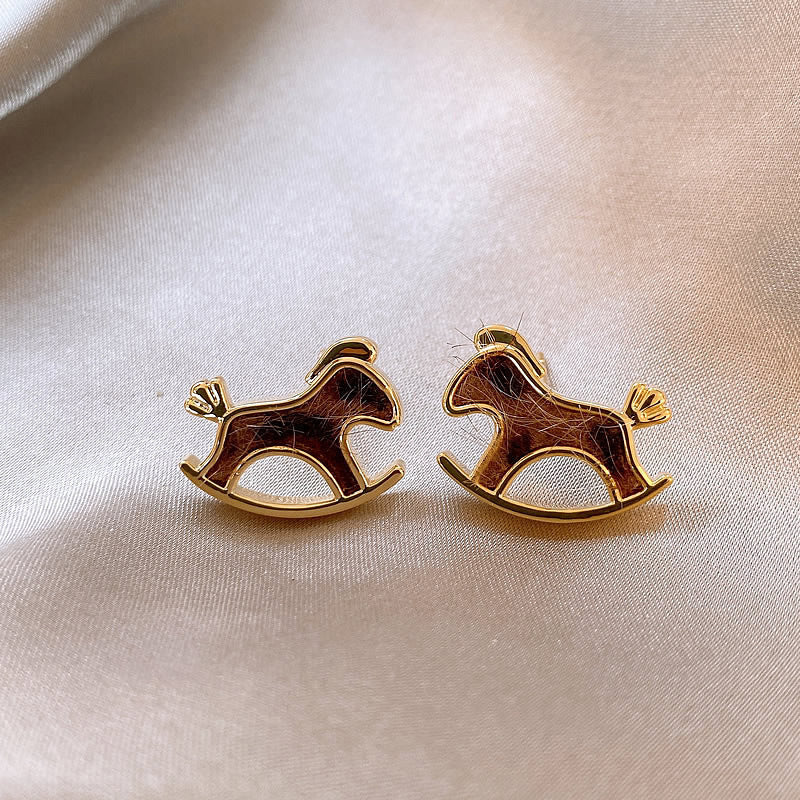 Pendientes Minimalistas de Lujo con Colgante de Caballo en Cobre Bañado con Postes de Plata 925 para Uso Diario en Oficina Elegante para Mujer
