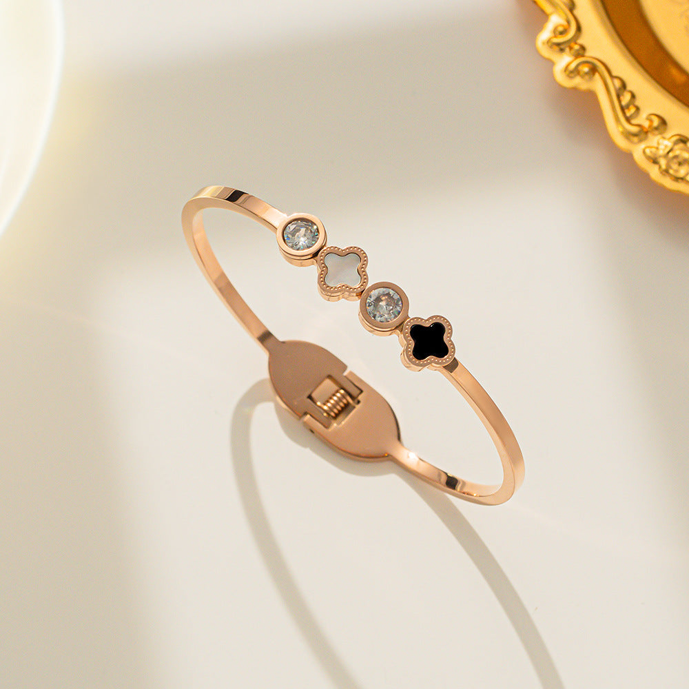 Bracciale alla moda da donna in titanio placcato a forma di trifoglio