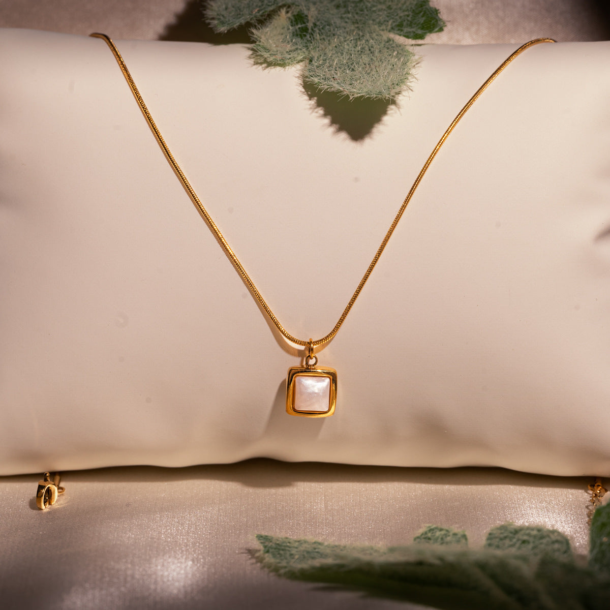 Collar con Colgante Cuadrado de Nácar Blanco de Acero Inoxidable con Baño de Oro de 18K para Mujer, Estilo Minimalista de Moda