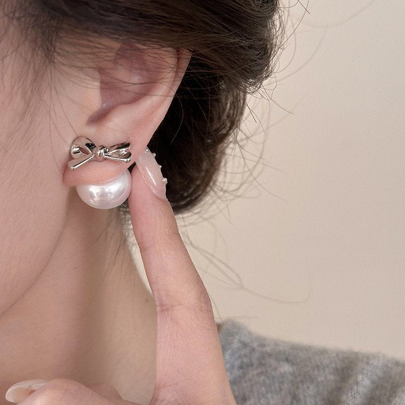 Pendientes elegantes de perlas con forma de lazo francés vintage con postes de acero chapado en oro para mujer