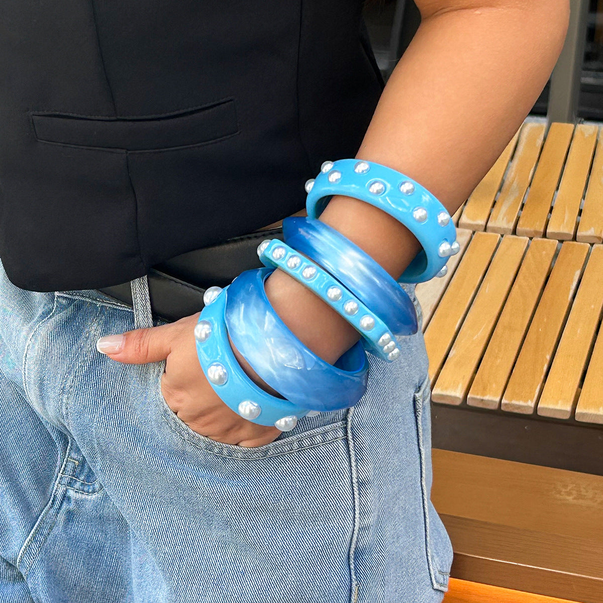 Pulsera ancha tipo brazalete de resina con efecto perla irregular estilo Ins, con polvo brillante y detalles de lunares