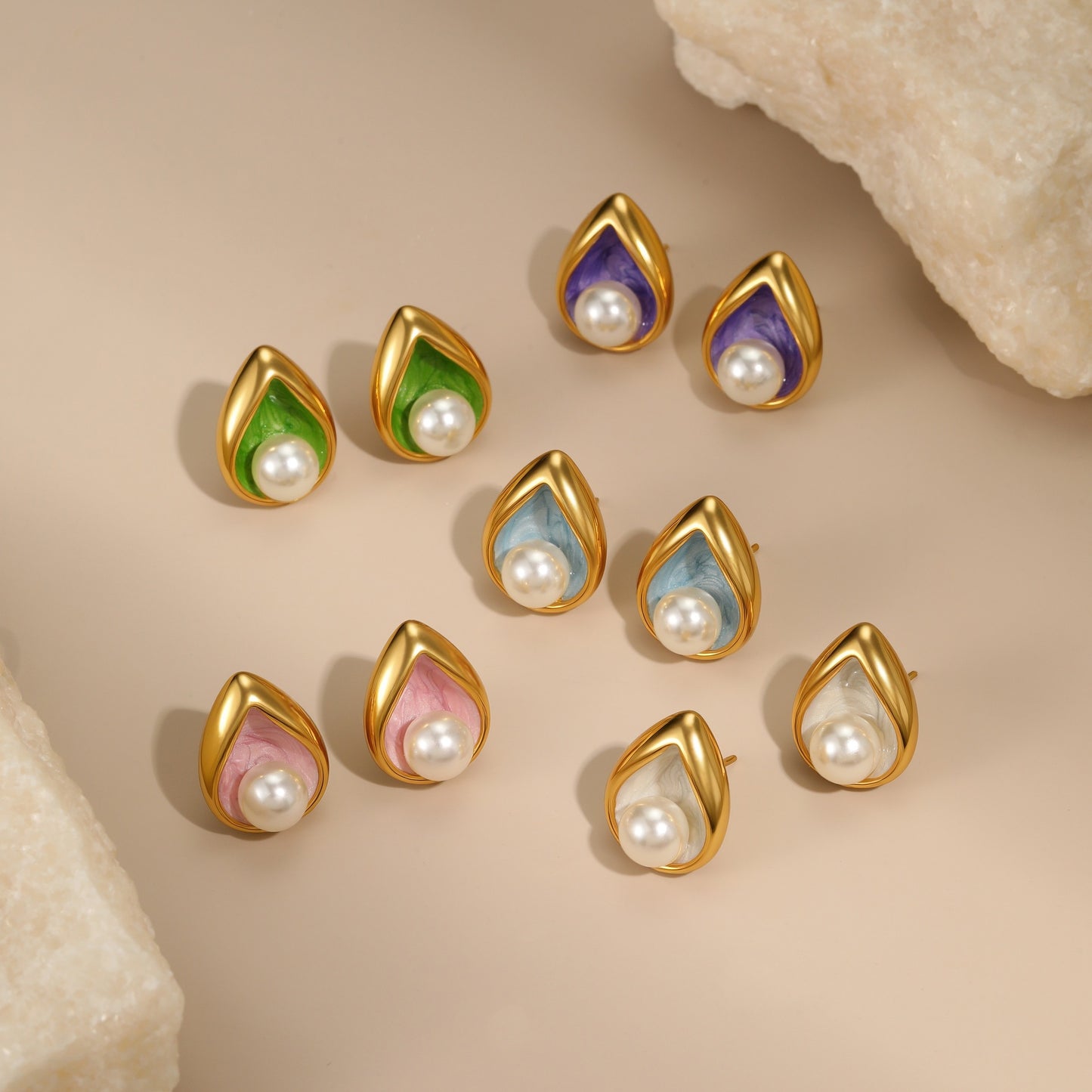 Orecchini da donna alla moda in acciaio inossidabile a forma di goccia d'acqua con accenti di perle e placcatura in oro 18 carati