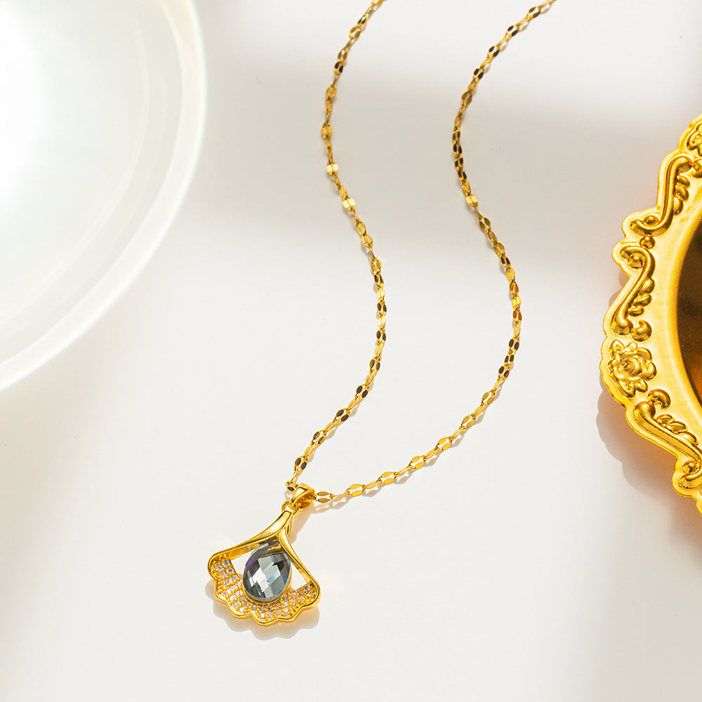 Collana da donna in acciaio al titanio a forma di foglia di Ginkgo, stile naturale, con intarsio di strass, delicata catena clavicolare con design a maglie ondulate