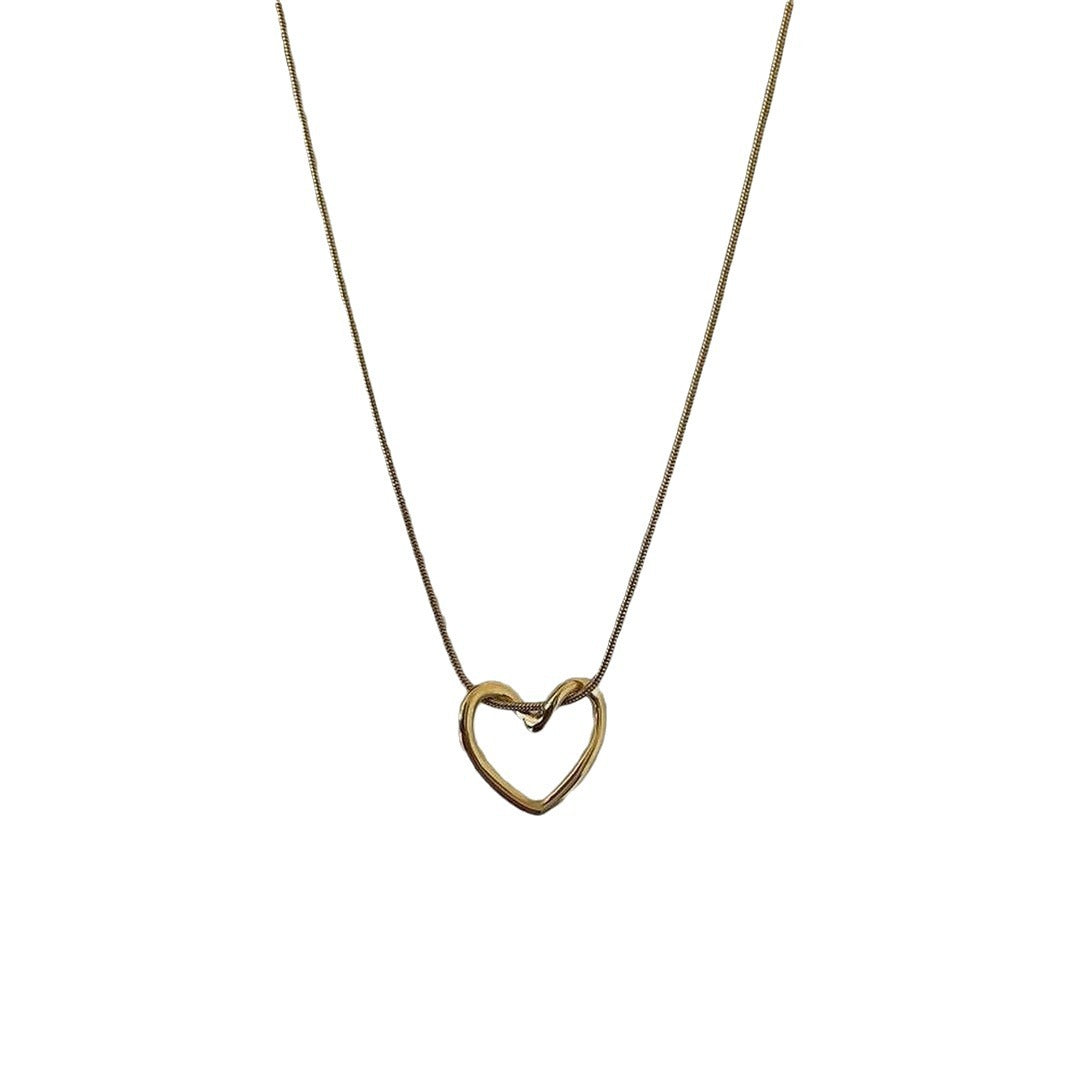 Collar minimalista con colgante de corazón hueco para mujer de acero de titanio con acabado chapado en cadena de serpiente