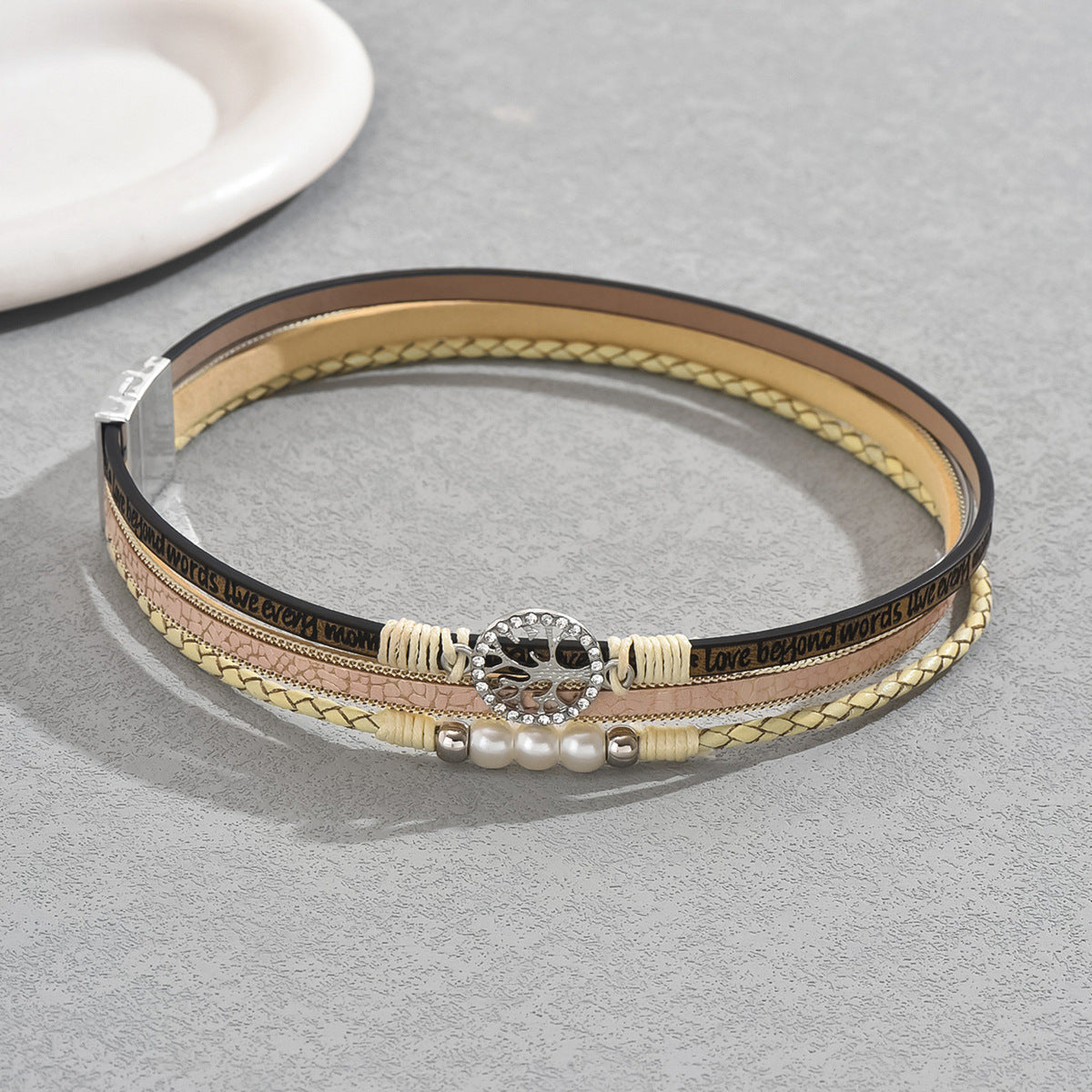 Bracciale in pelle di lusso minimalista geometrico da donna con intarsi di strass e accenti circolari a pois rotondi e ovali