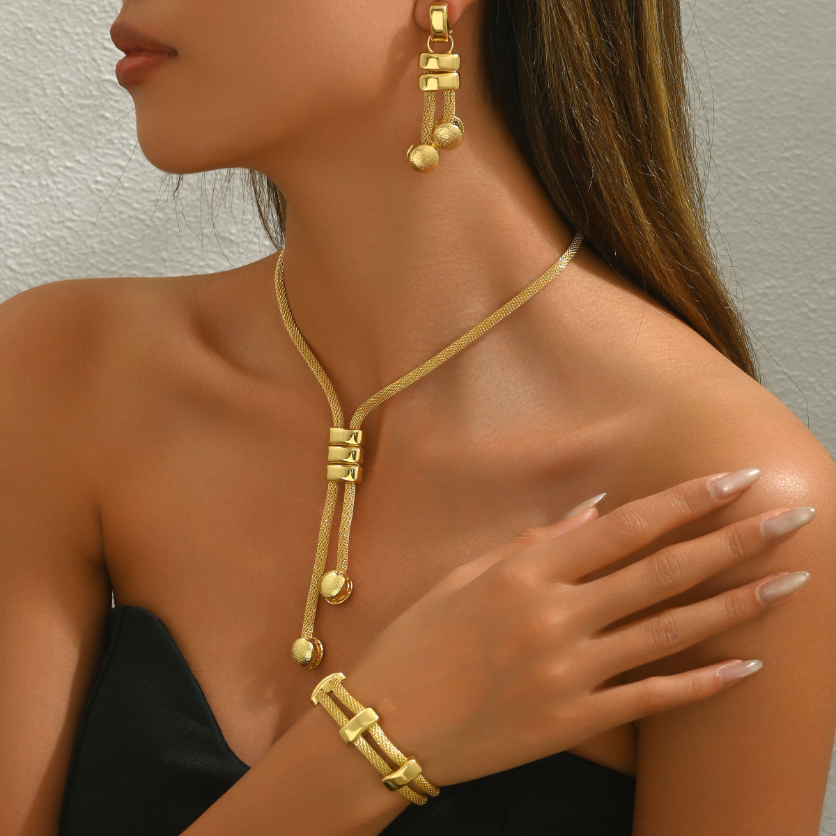 Set di gioielli da donna alla moda placcato oro 18K con motivo geometrico, collana con nappe e orecchini