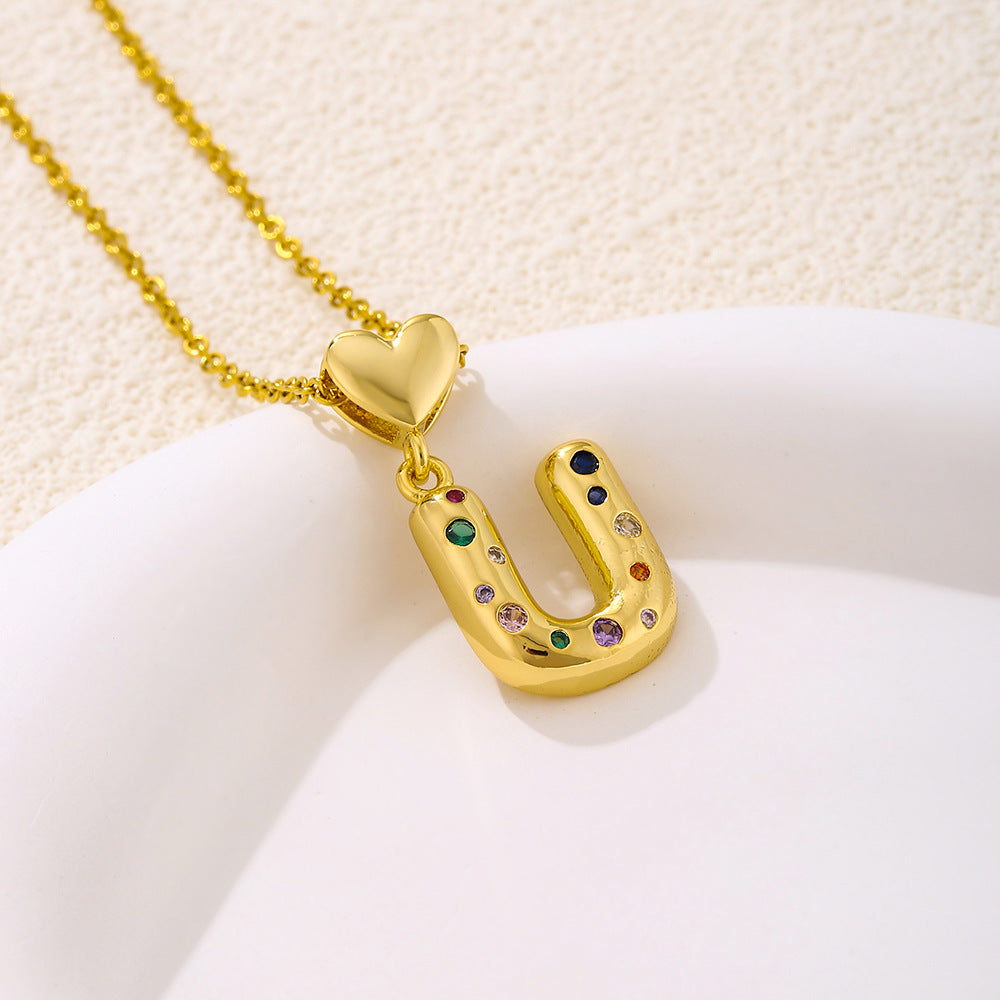 Elegante collana con ciondolo a lettera e cuore da donna in acciaio inossidabile con catena a maglie e dettagli a micro-pavé