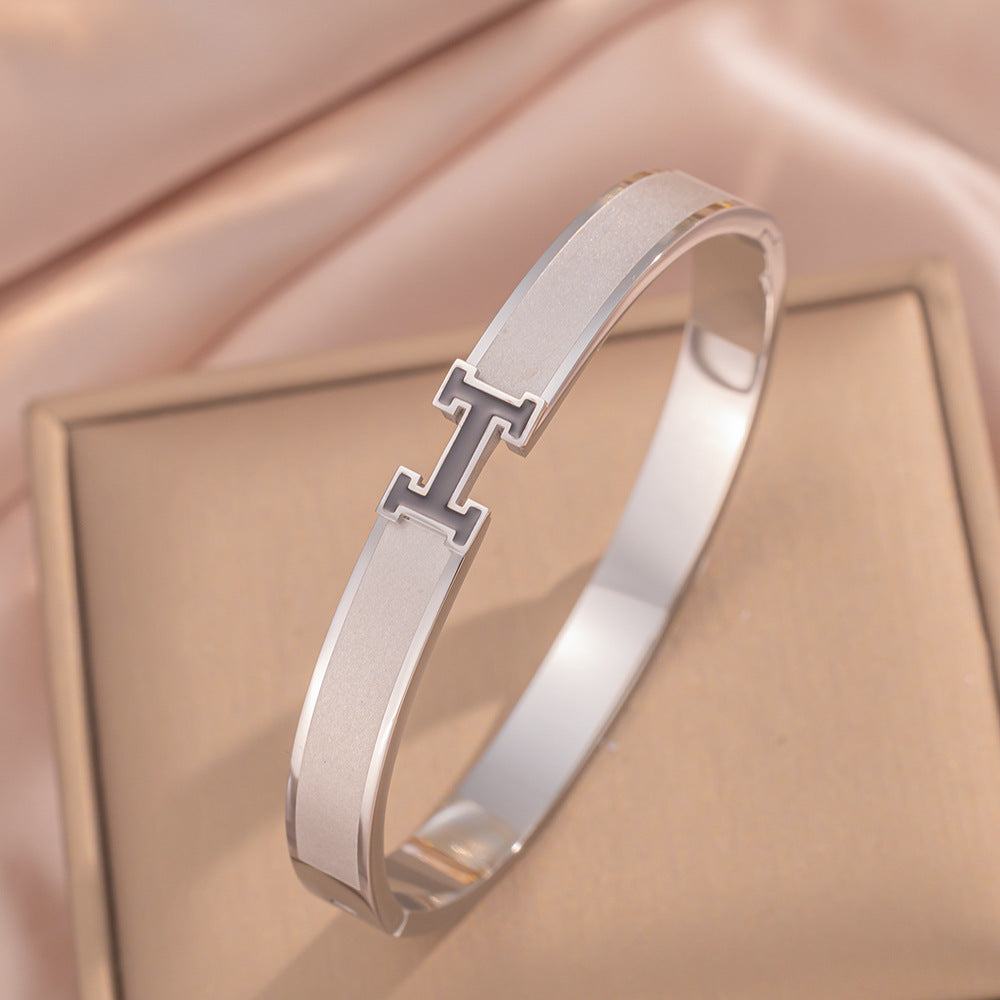Bracciale Lettera H in Acciaio Titanio Moderno Minimalista con Placcatura in Oro 18K, Ipoallergenico e Resistente allo Sbiadimento