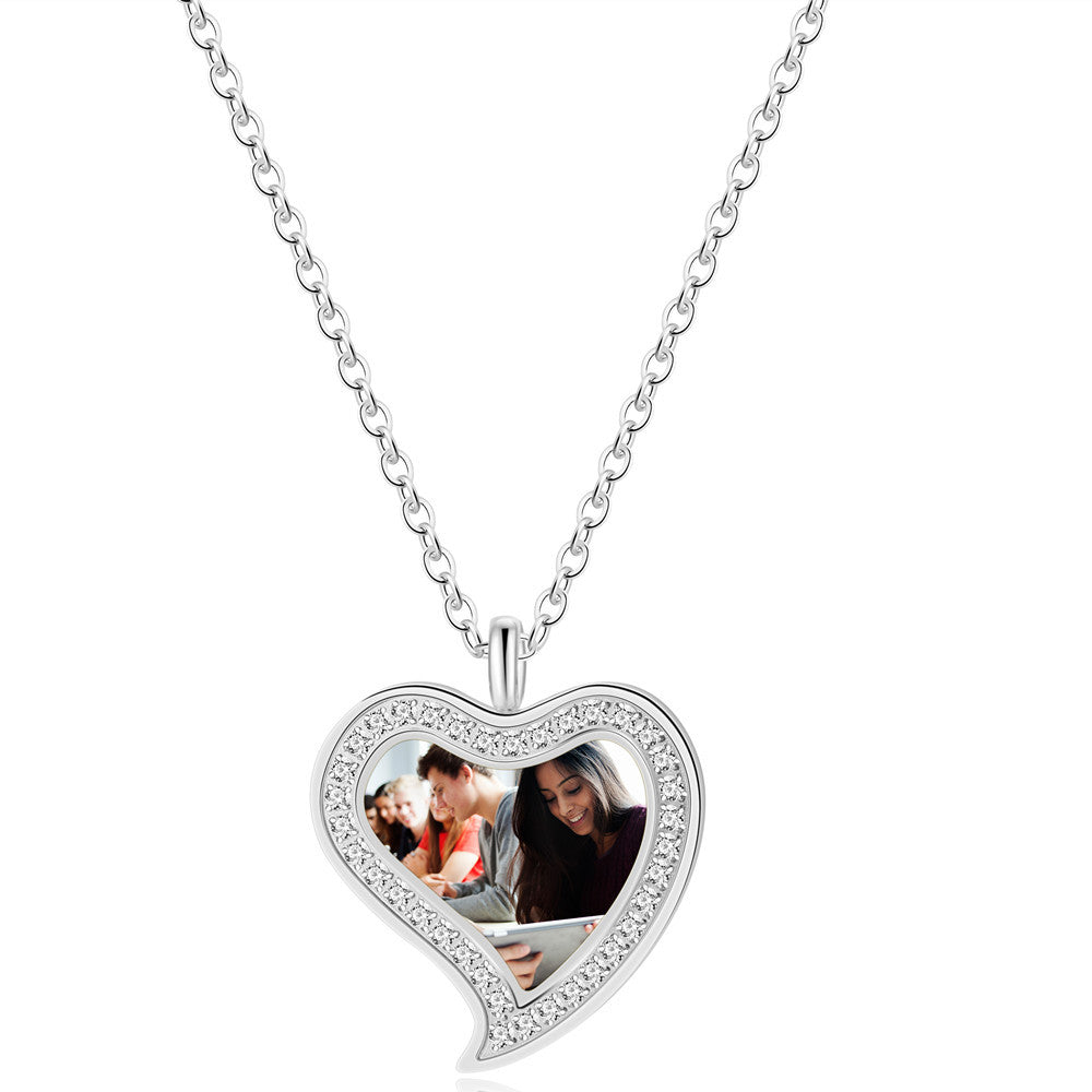 Collana da donna minimalista placcata oro 18K con ciondolo a forma di cuore geometrico in acciaio inossidabile e barretta con zirconi cubici