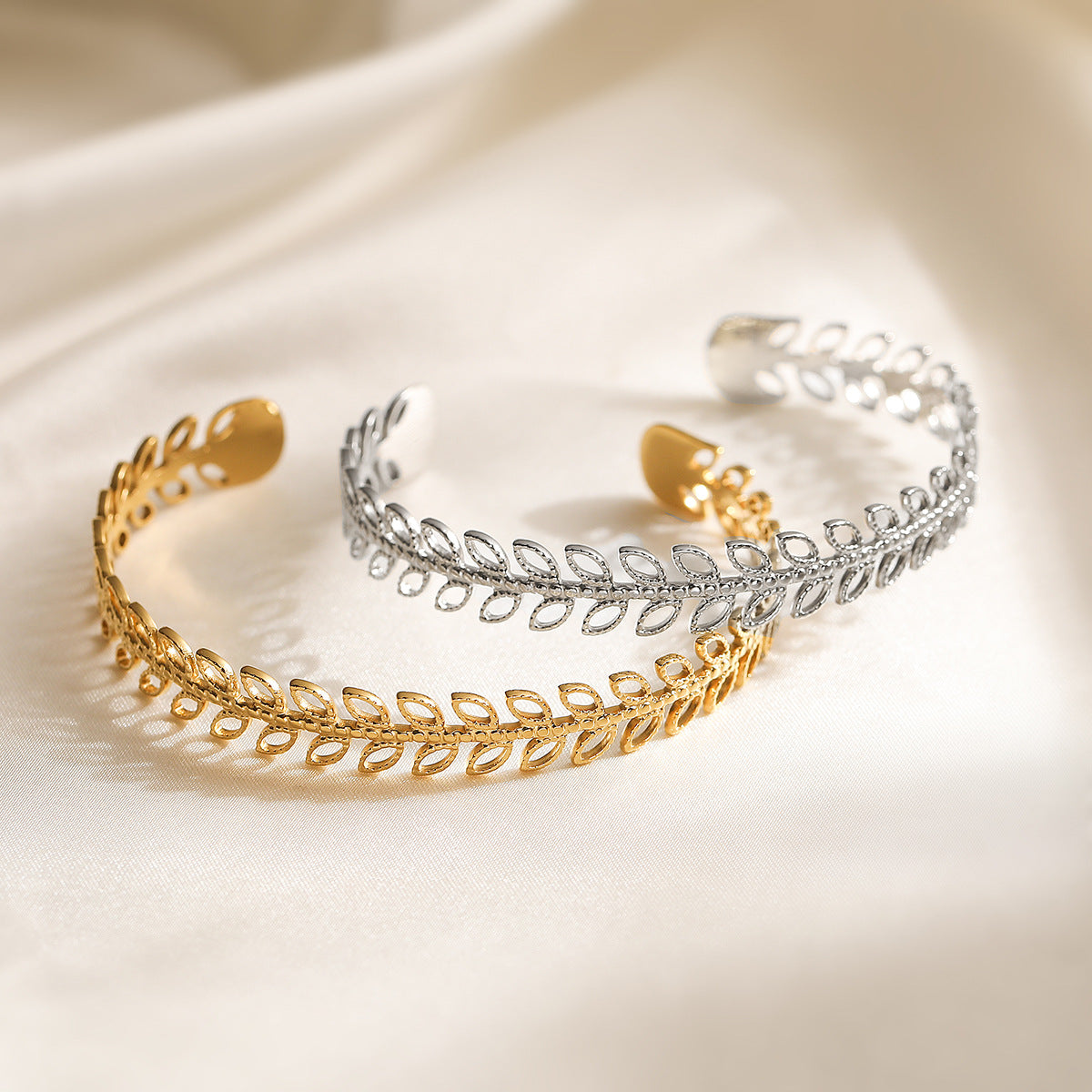 Bracciale minimalista da donna in acciaio inossidabile con spiga di grano vuota e placcatura in oro 18 carati