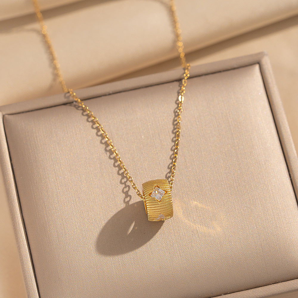 Collana da donna minimalista a forma di stella in acciaio al titanio placcato oro con intarsio di zirconi