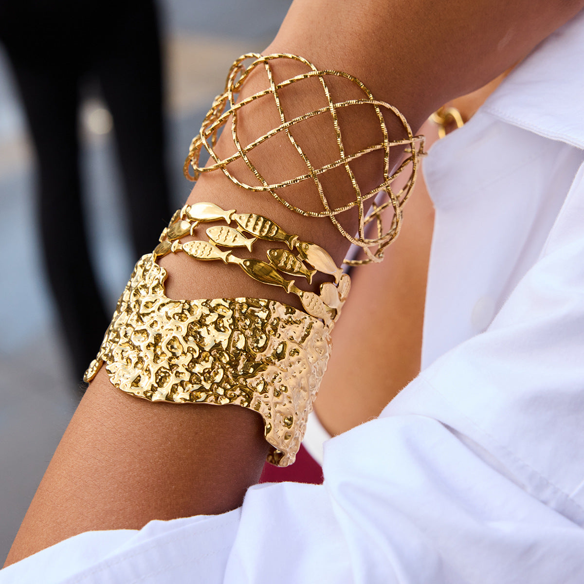 Pulsera Abierta de Tres Capas de Acero Inoxidable Martillado Calado con Diseño de Pez para Mujer
