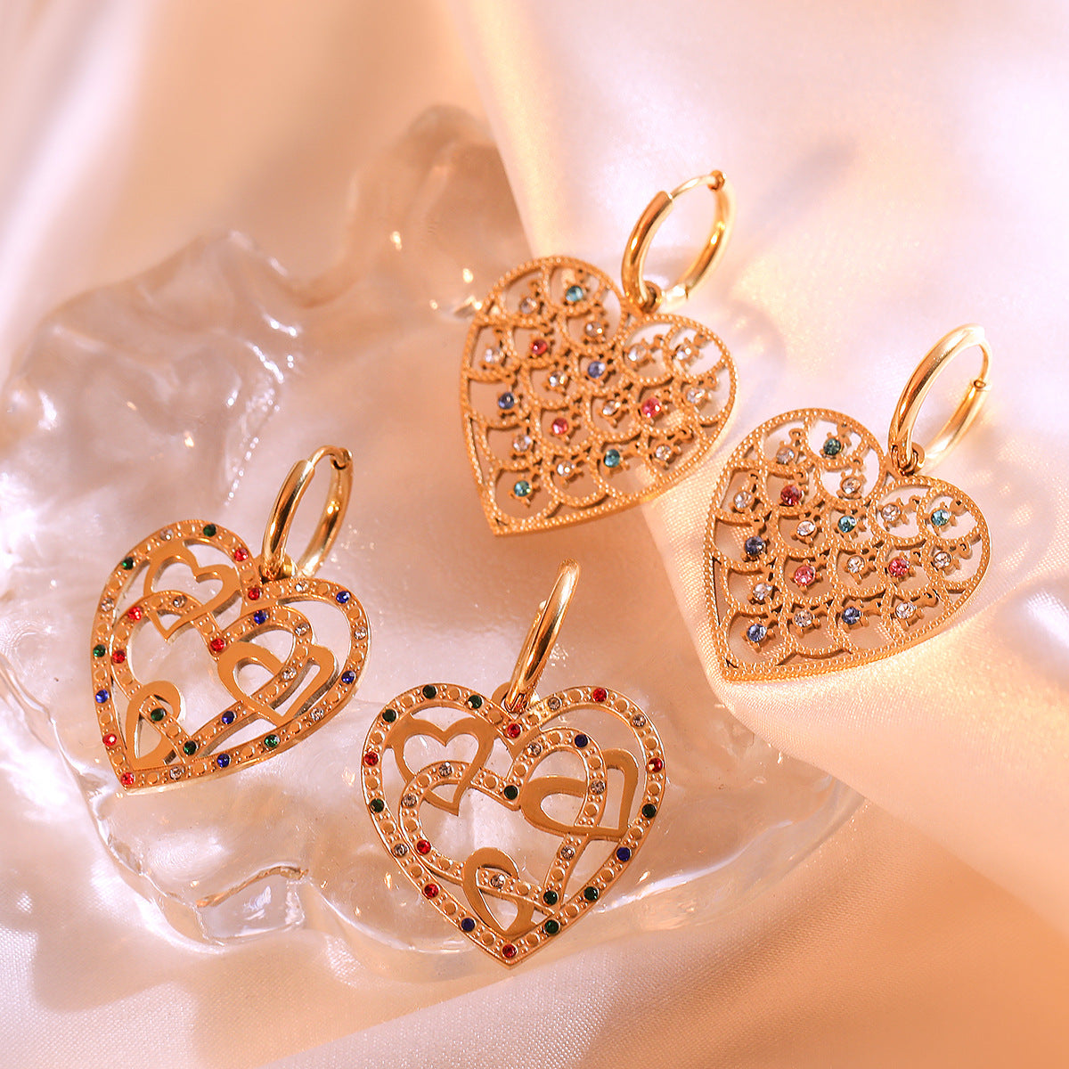 Orecchini a Cuore in Acciaio al Titanio Stile Vintage con Placcatura in Oro Autentico e Intarsio di Zirconi per Donna