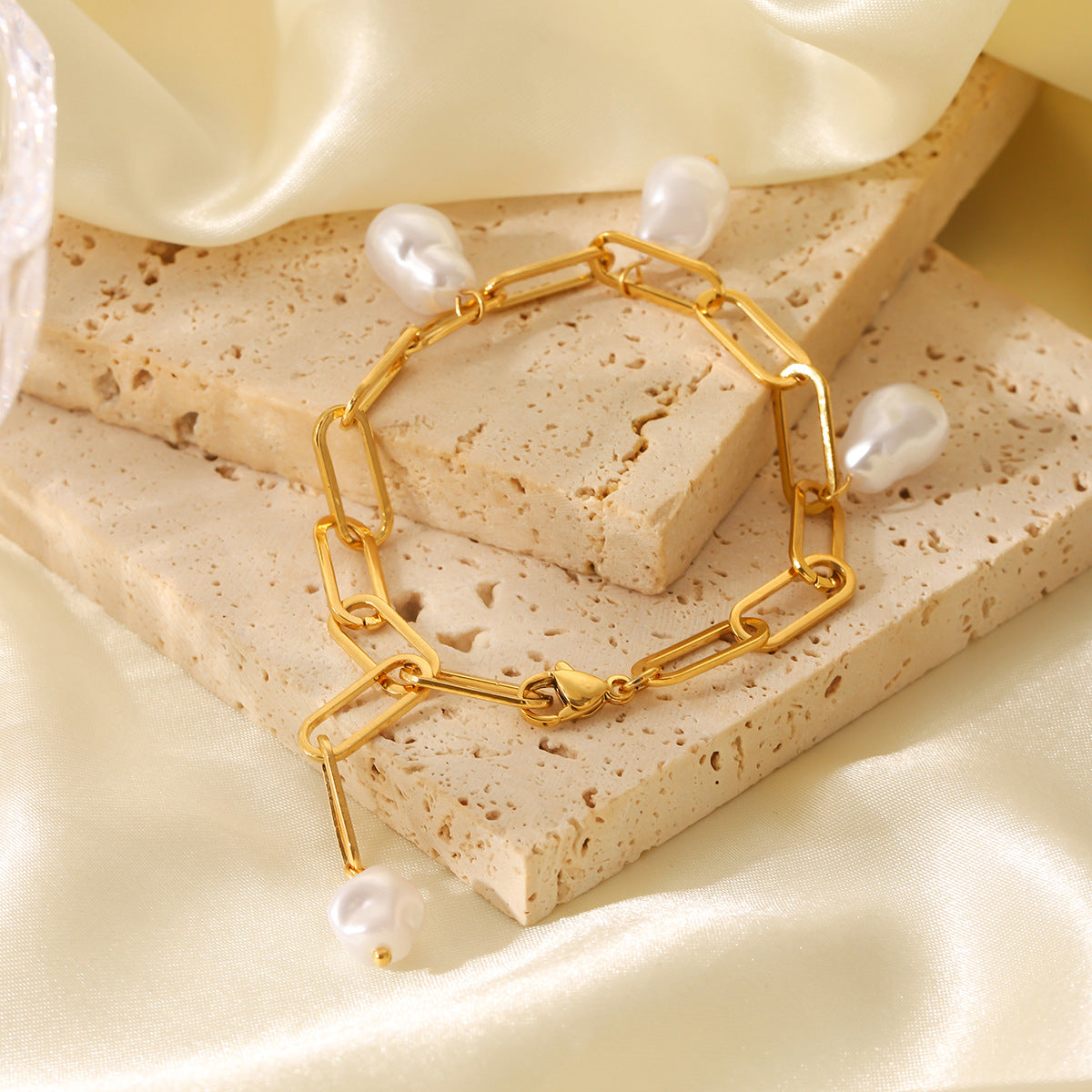 Bracciale con ciondolo a croce geometrico minimalista in acciaio inossidabile con placcatura in oro 18K e accento perla