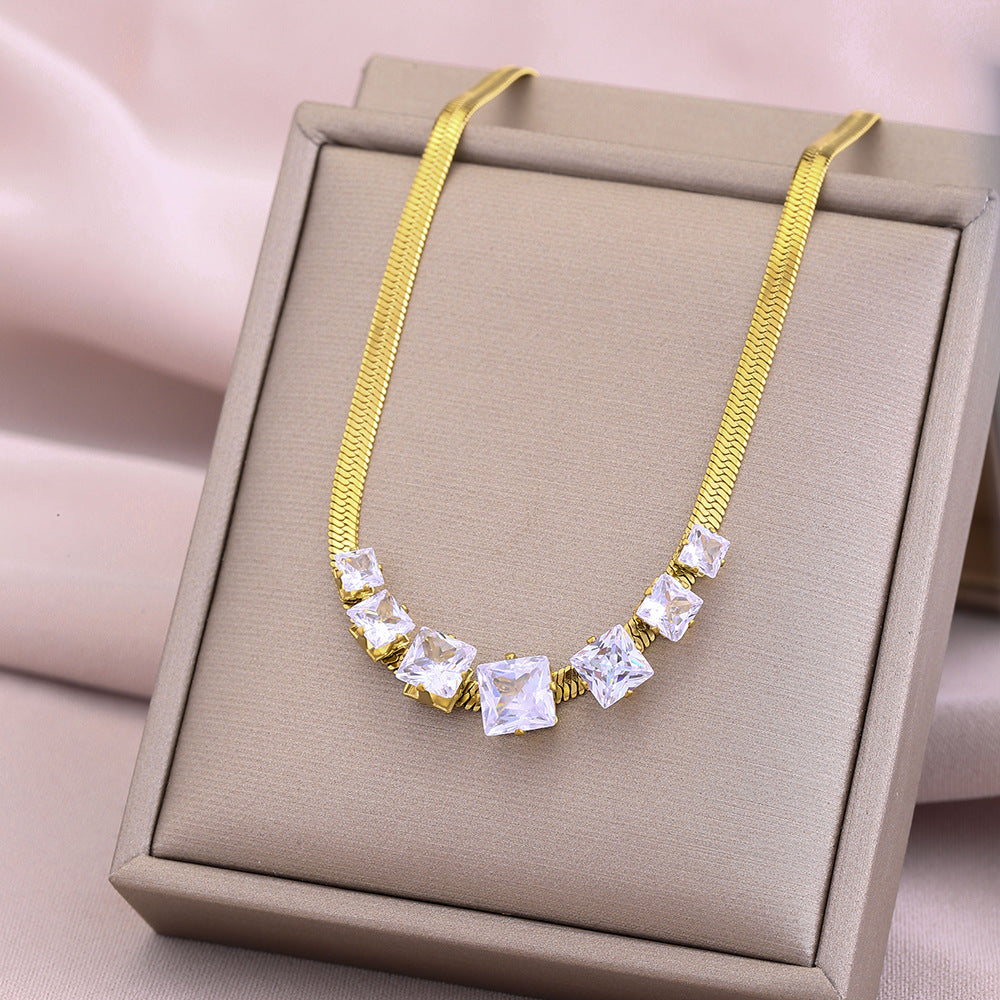 Collar con colgante de acero de titanio dorado de estilo francés geométrico minimalista con motivo de luna, cadena de serpiente chapada en oro de 18 quilates para mujer