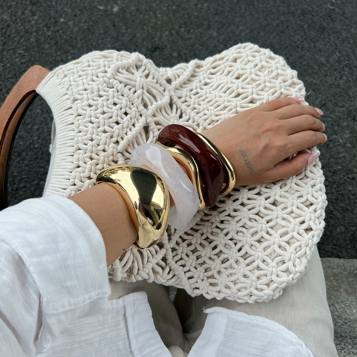Bracciale rigido aperto da donna in lega con finitura placcata, effetto iridescente colorato e design geometrico, stile retrò ondulato