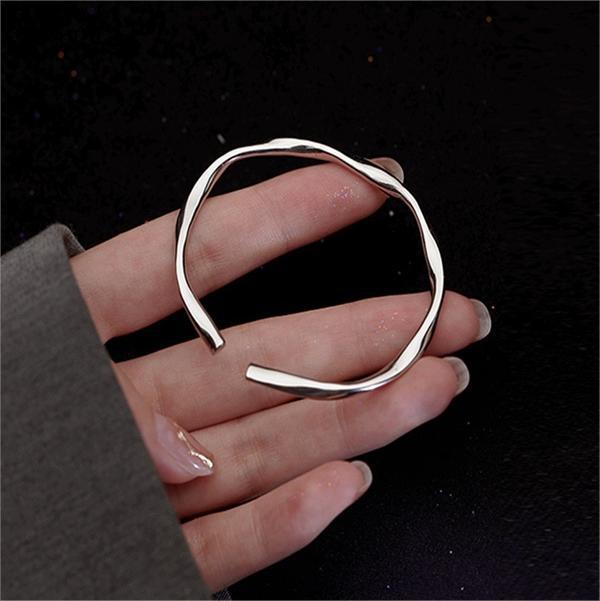 Minimalist Mobius Bracelet for Women Alloy Hand Chain with Plated Finish Elegant Friendship Gift