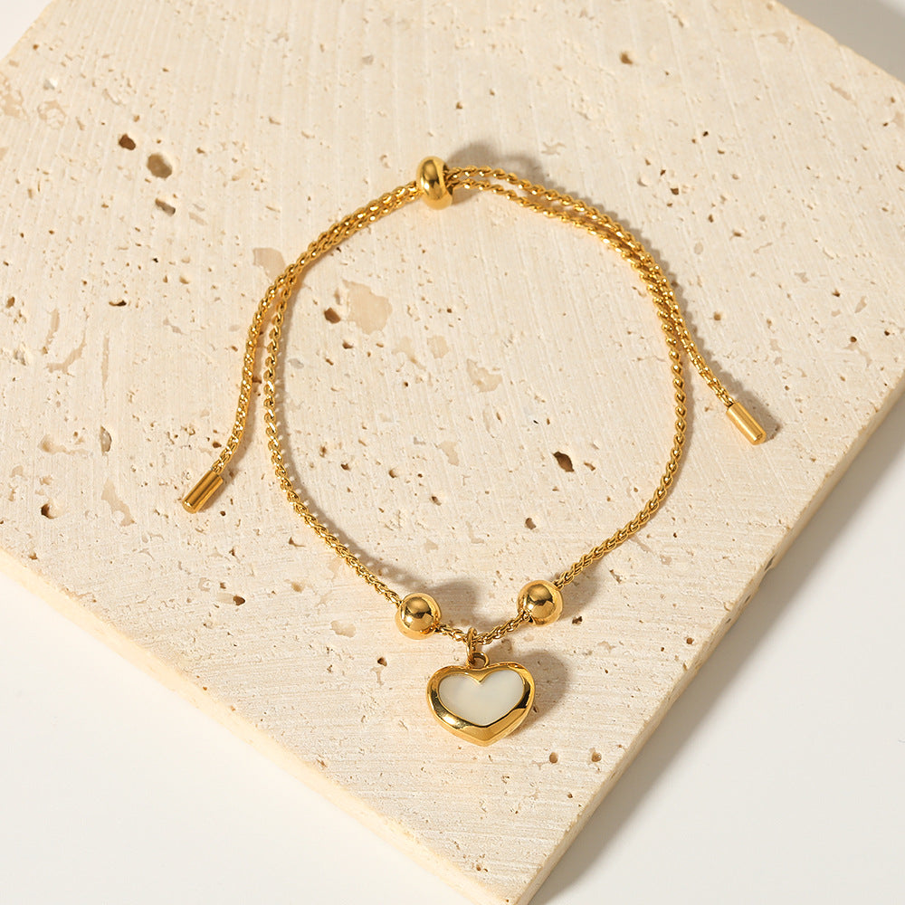 Bracciale regolabile minimalista retrò francese a forma di cuore con abalone bianco, dettagli geometrici e acciaio inossidabile placcato sottovuoto in oro 18 carati