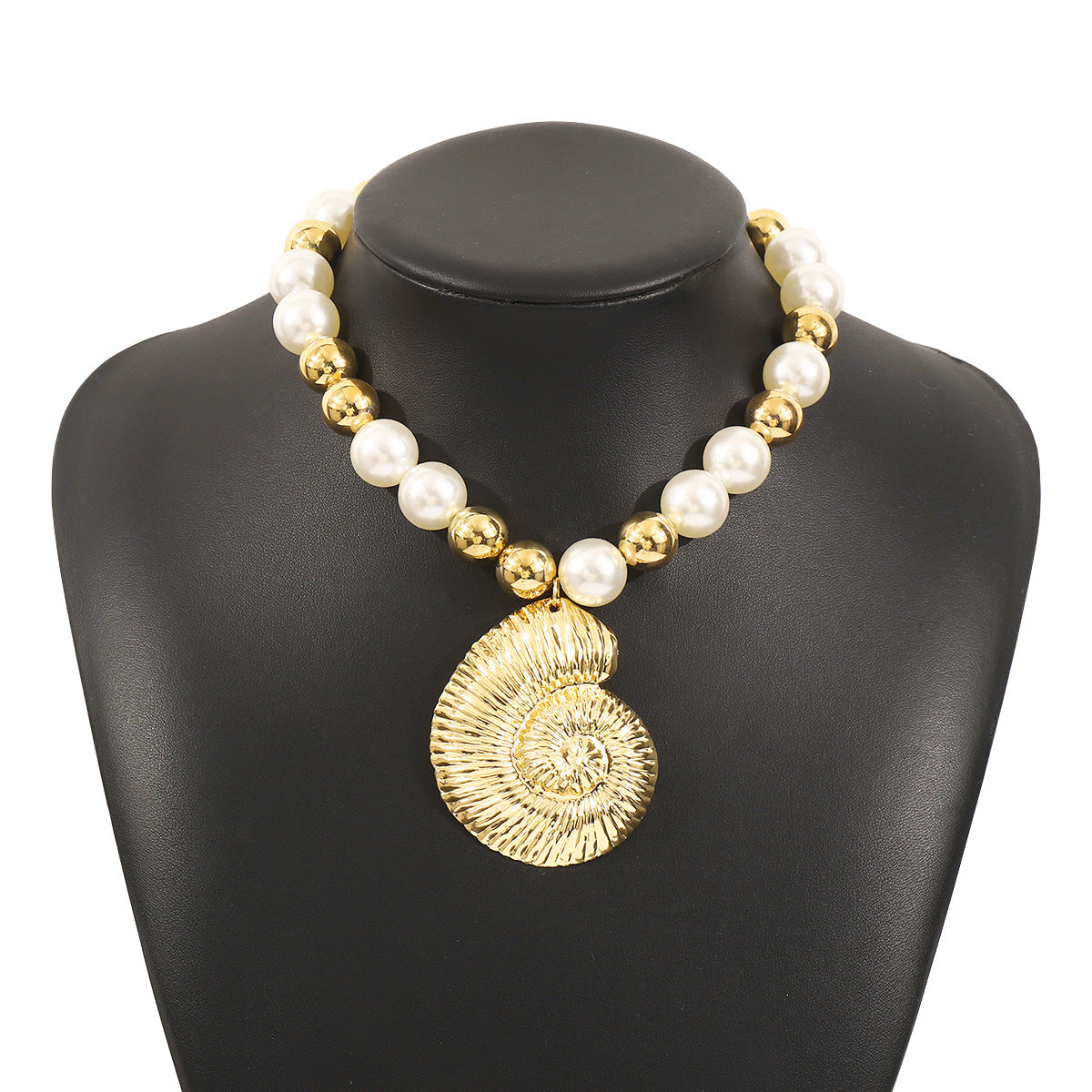 Collar con Colgante de Concha Marina Hueca Exagerada en Aleación con Perlas de Imitación en Cadena de Perlas para Mujer