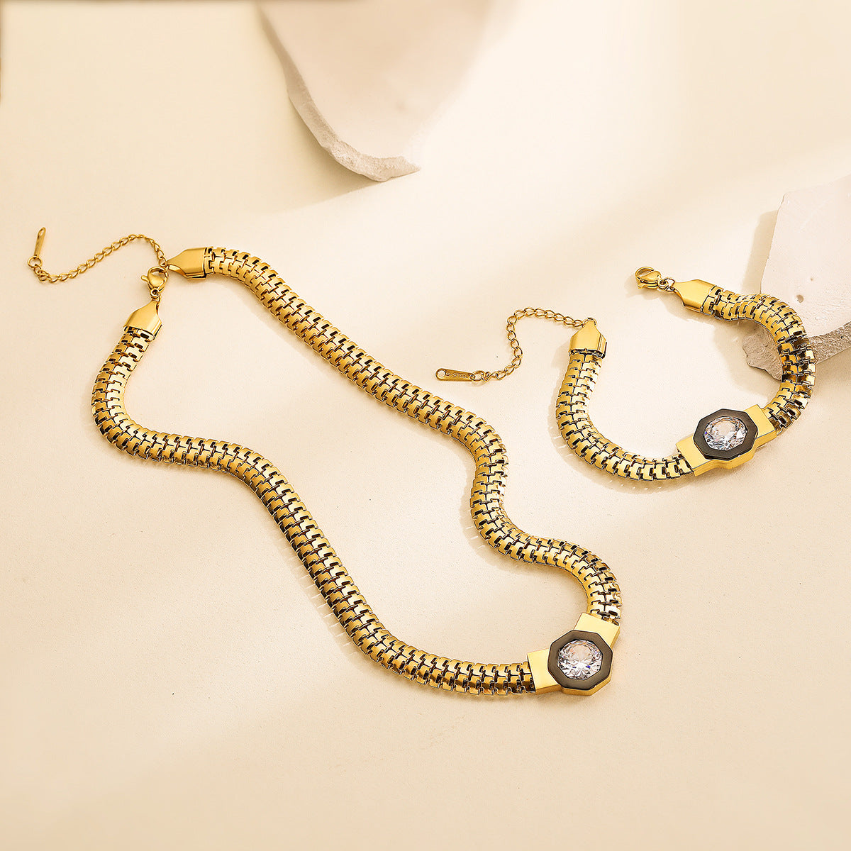 Collana pendente geometrica da donna in acciaio inossidabile placcata oro 18 carati con intarsio di zirconi catena per clavicola stile Hip-Hop