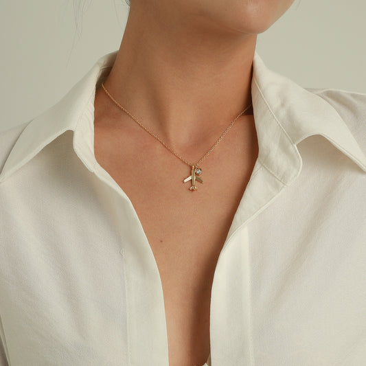 Collana pendente a forma di cuore minimalista per donna a forma di aereo, realizzata in lega con intarsi in strass e finitura placcata