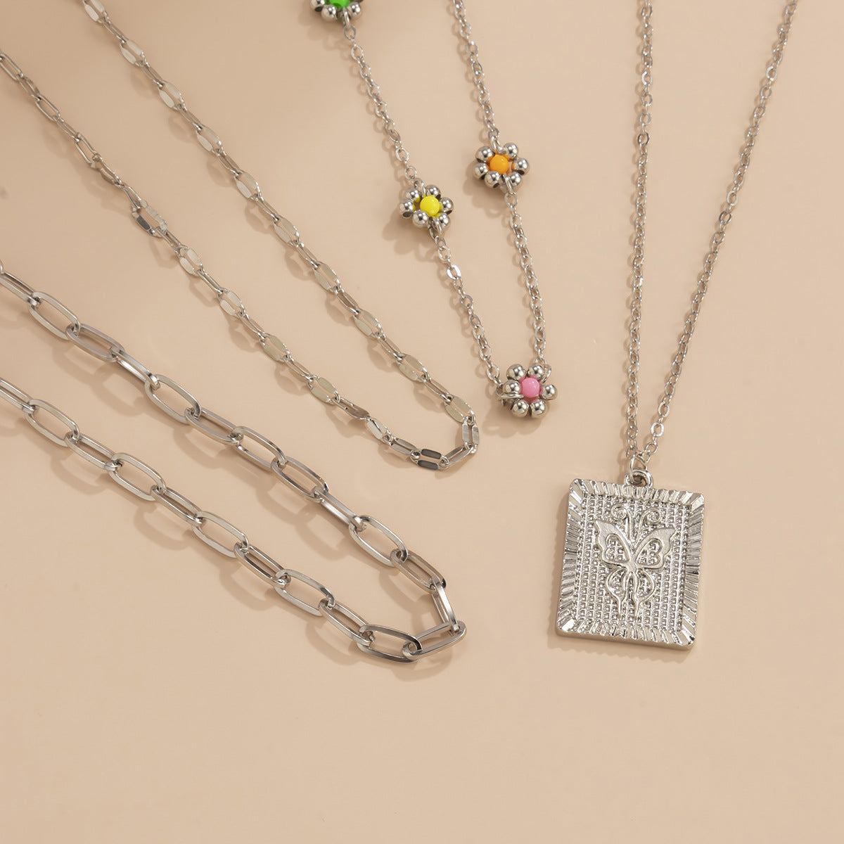 Collar colgante Retro Daisy para mujer con dije de mariposa geométrica de aleación chapado en cadena fina de cuentas redondas