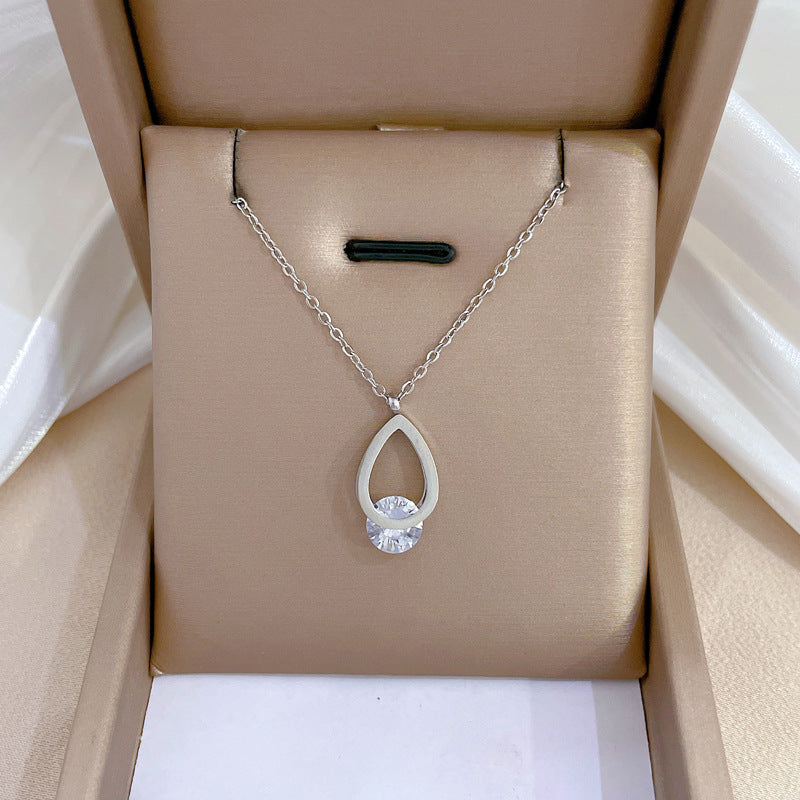 Collana Minimalista Geometrica in Acciaio Titanio con Finitura Placcata Oro e Ciondolo a Goccia d'Acqua in Zircone per Donna