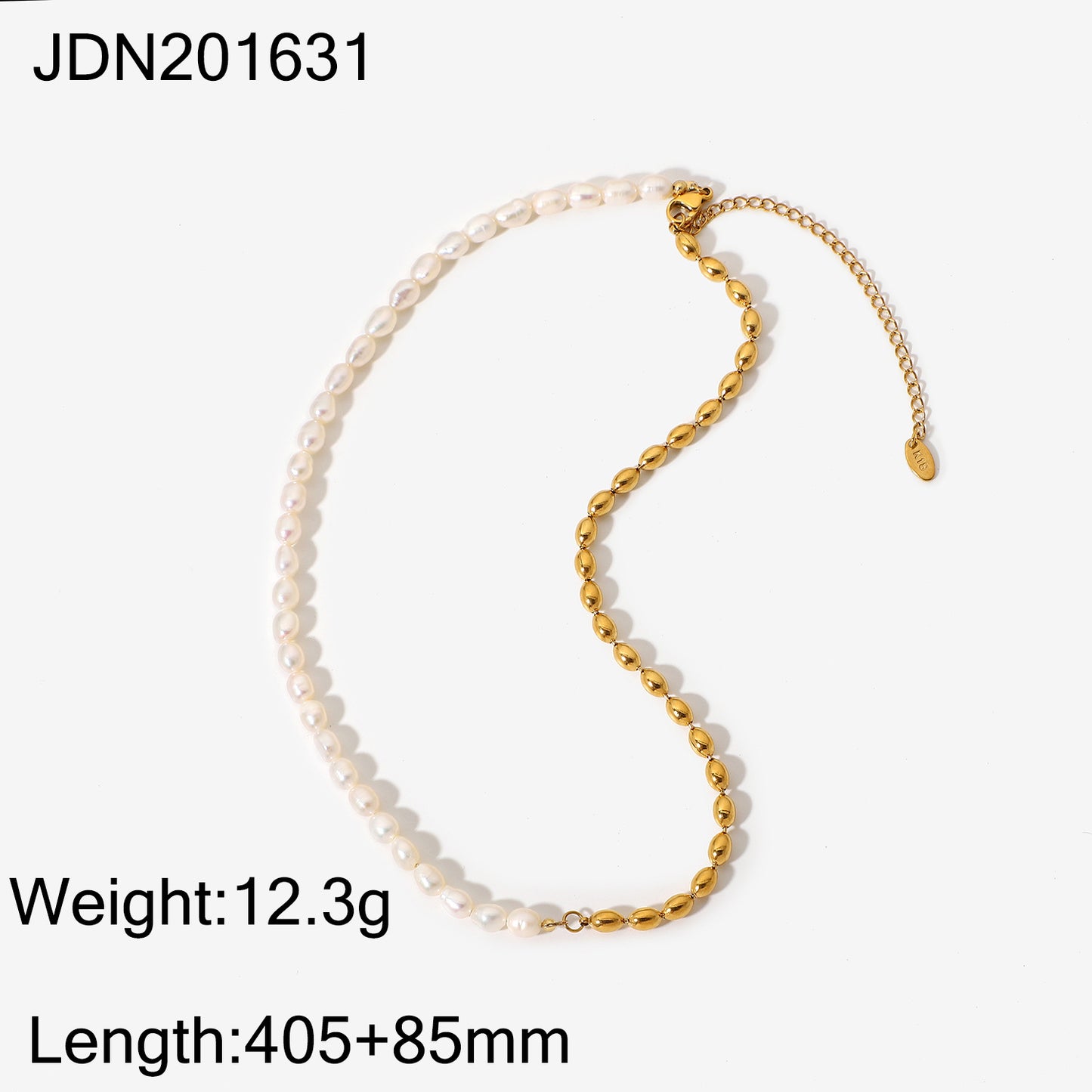 Collana Corta Minimalista in Acciaio Inossidabile con Ciondolo a Mezza Perla d'Acqua Dolce e Mezza Sfera Placcata Oro 18K, con Motivi a Nappa, Nota Musicale e Stella.