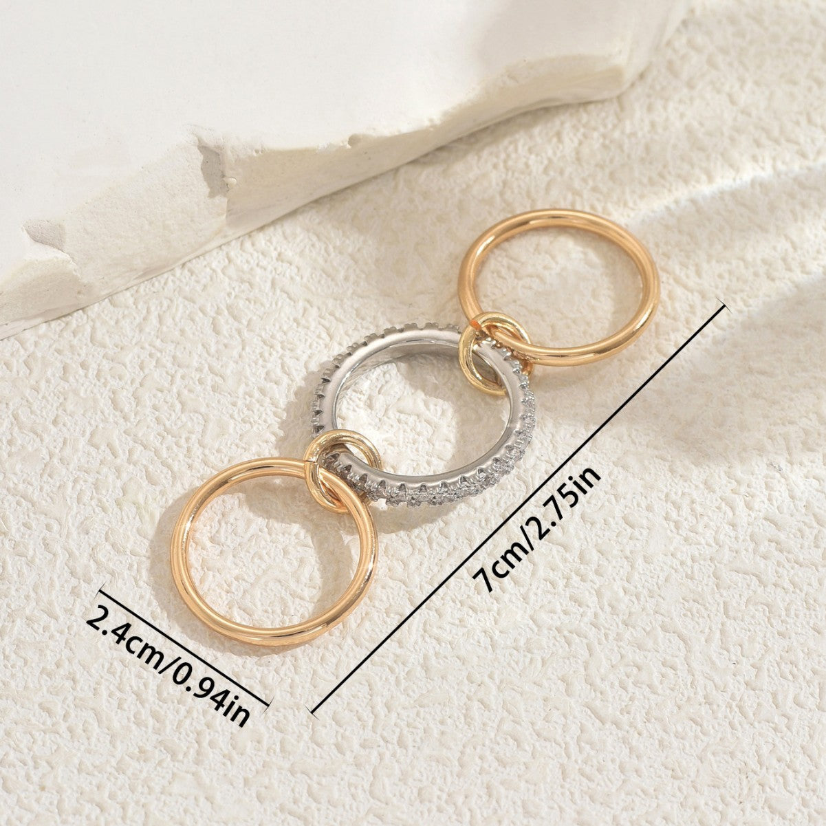 Set di anelli da donna impilabili in rame con intarsio di strass, stile geometrico e lusso discreto, per un look quotidiano