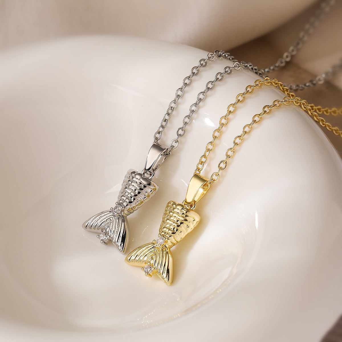 Collana Pendente Coda di Pesce Geometrica Minimalista da Donna in Ottone con Placcatura in Oro Vero, Catena Delicata per Clavicole