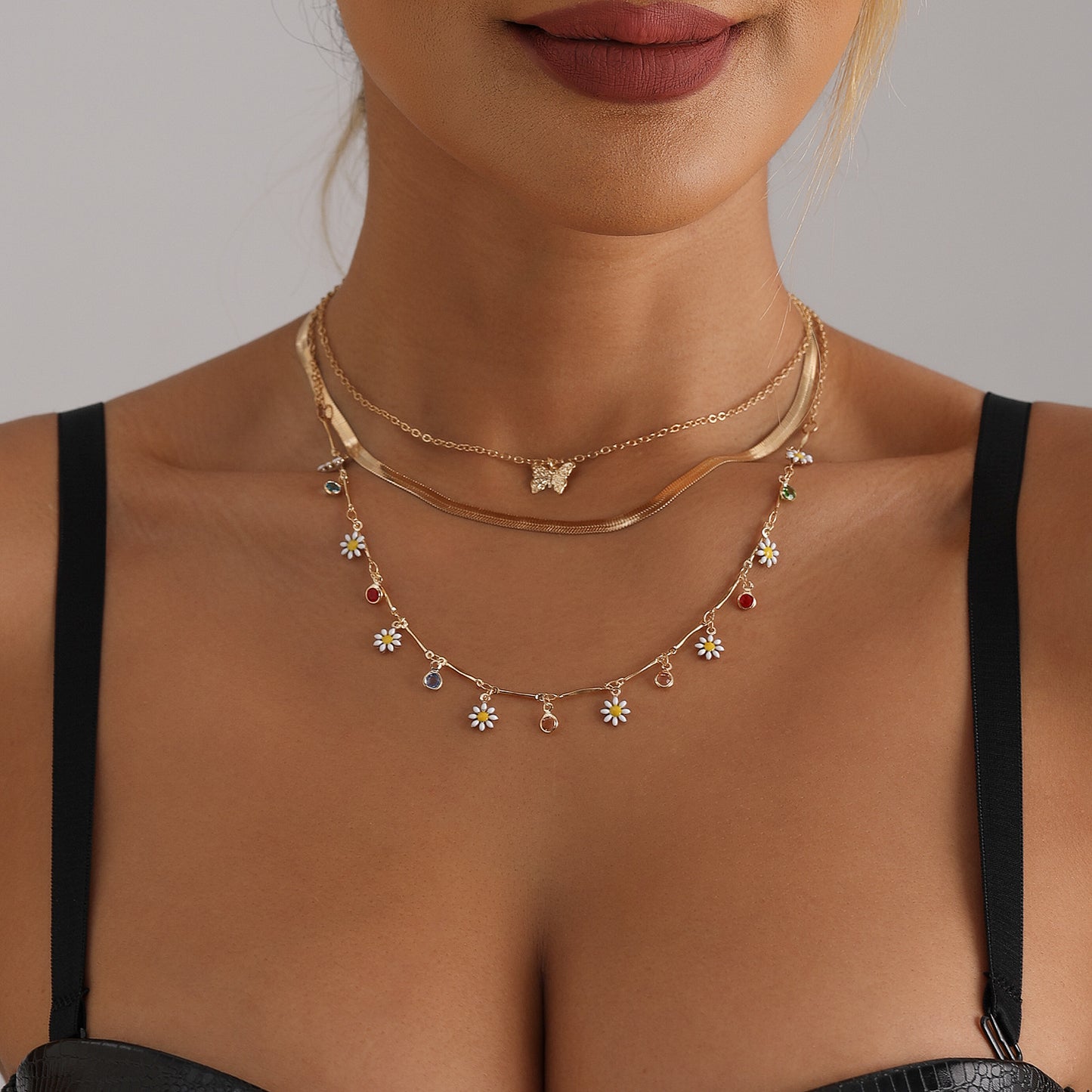 Floral Butterfly Pendant Necklace with Rhinestone Accents on Snake Chain for Women, Fashionable Layered Collarbone Necklace in Alloy with Plating Finish