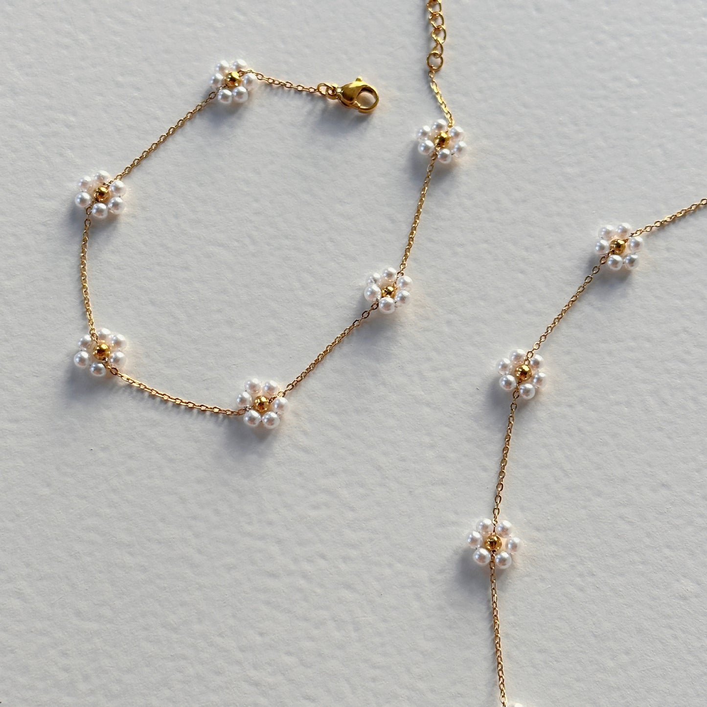 Collar con Colgante Minimalista de Flor de Margarita en Acero Inoxidable con Acentos de Acero de Titanio y Acabado Chapado para Mujer